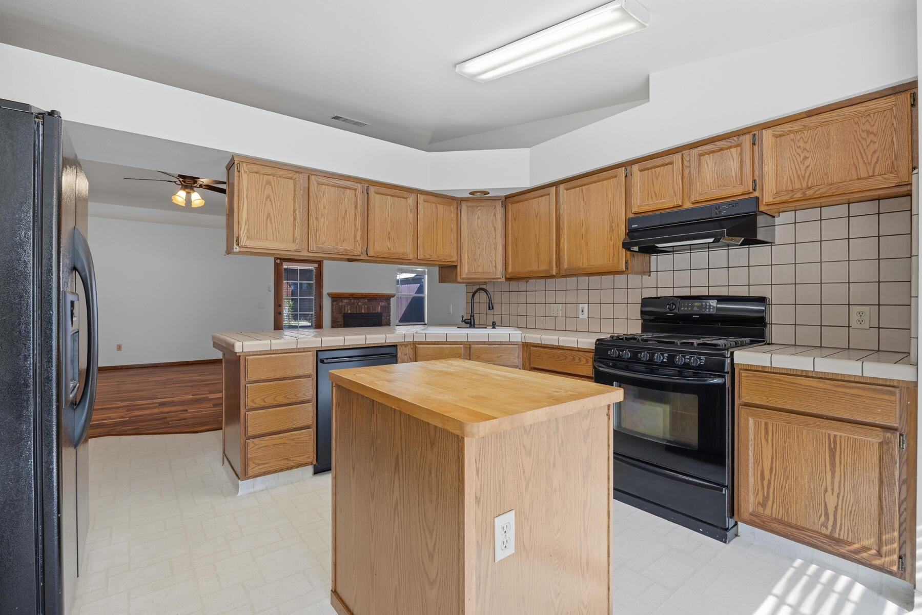 1301 S Atwood Ct, Visalia, CA 93277