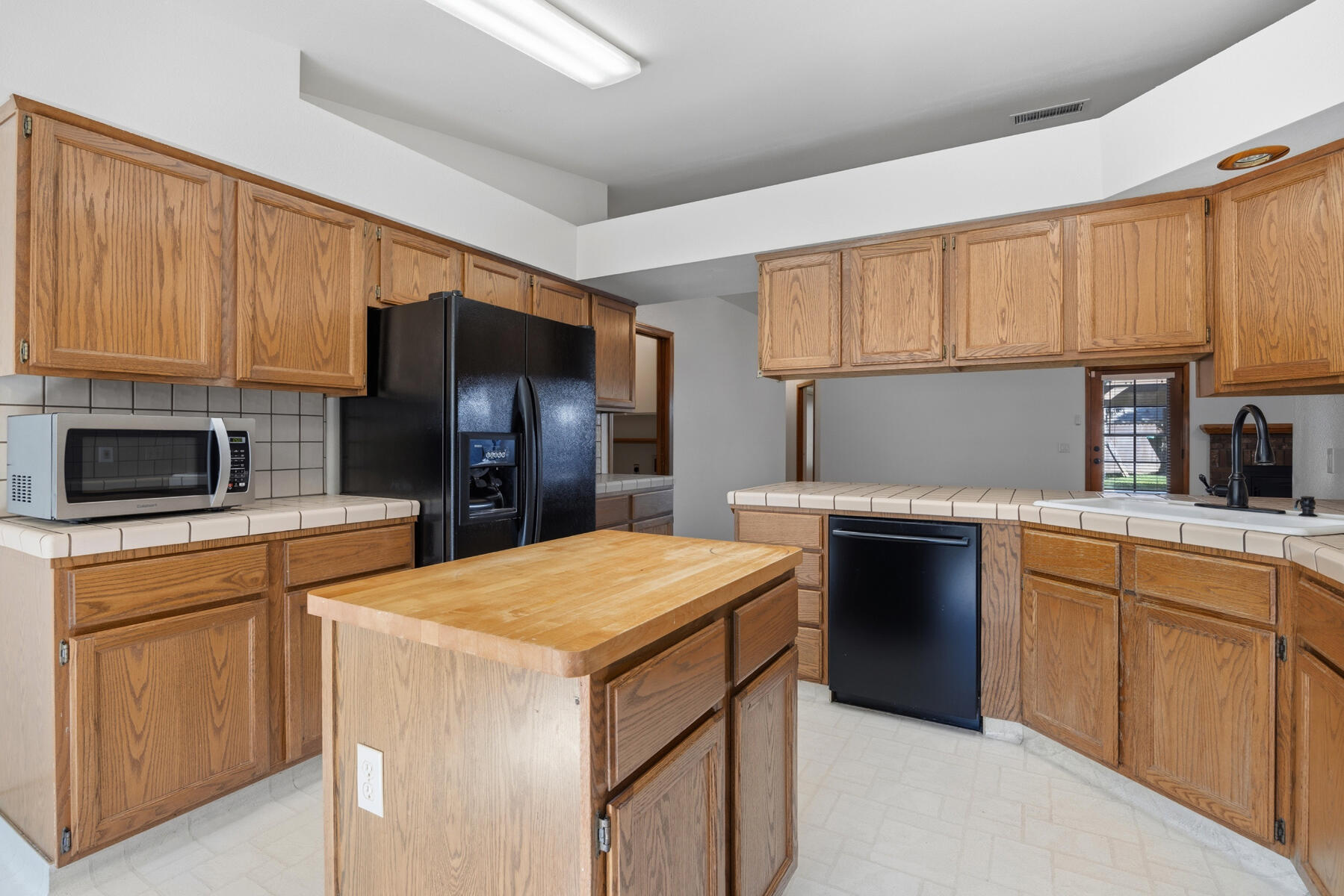 1301 S Atwood Ct, Visalia, CA 93277