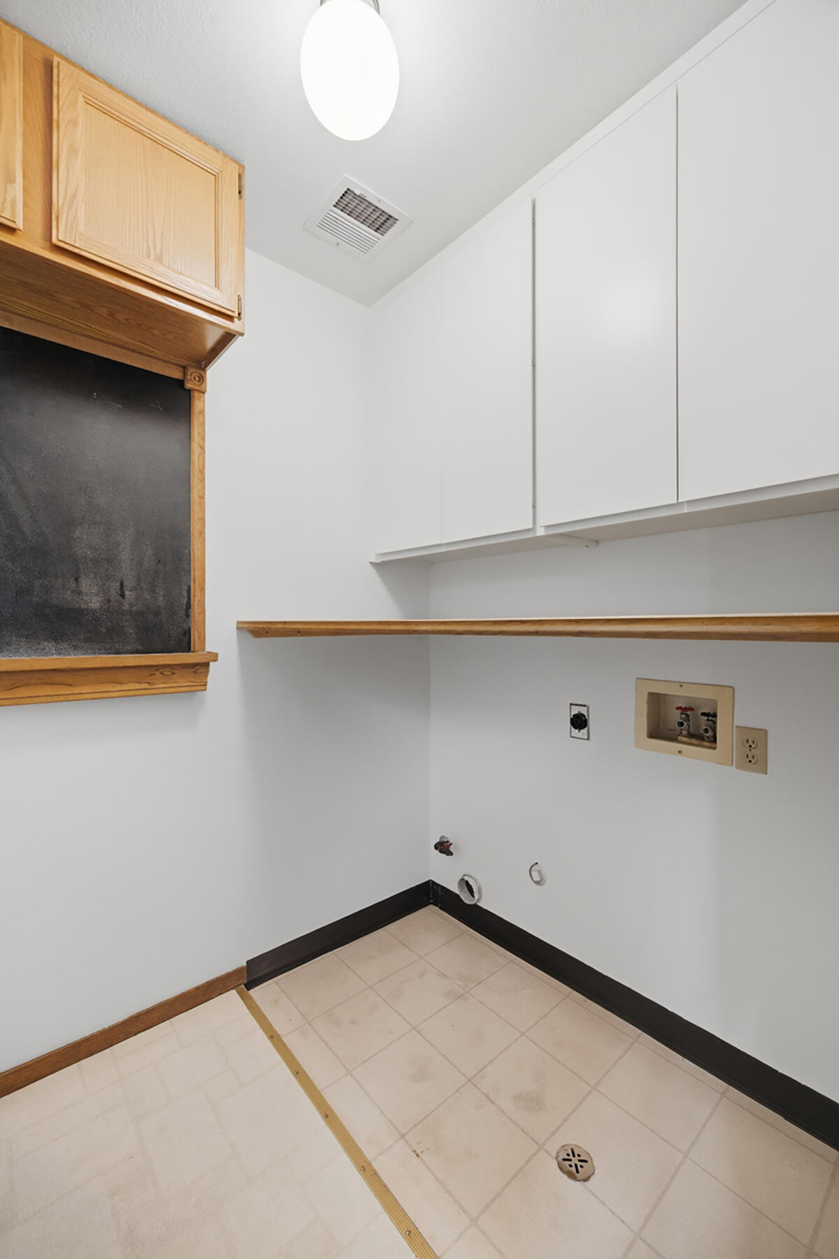 1301 S Atwood Ct, Visalia, CA 93277