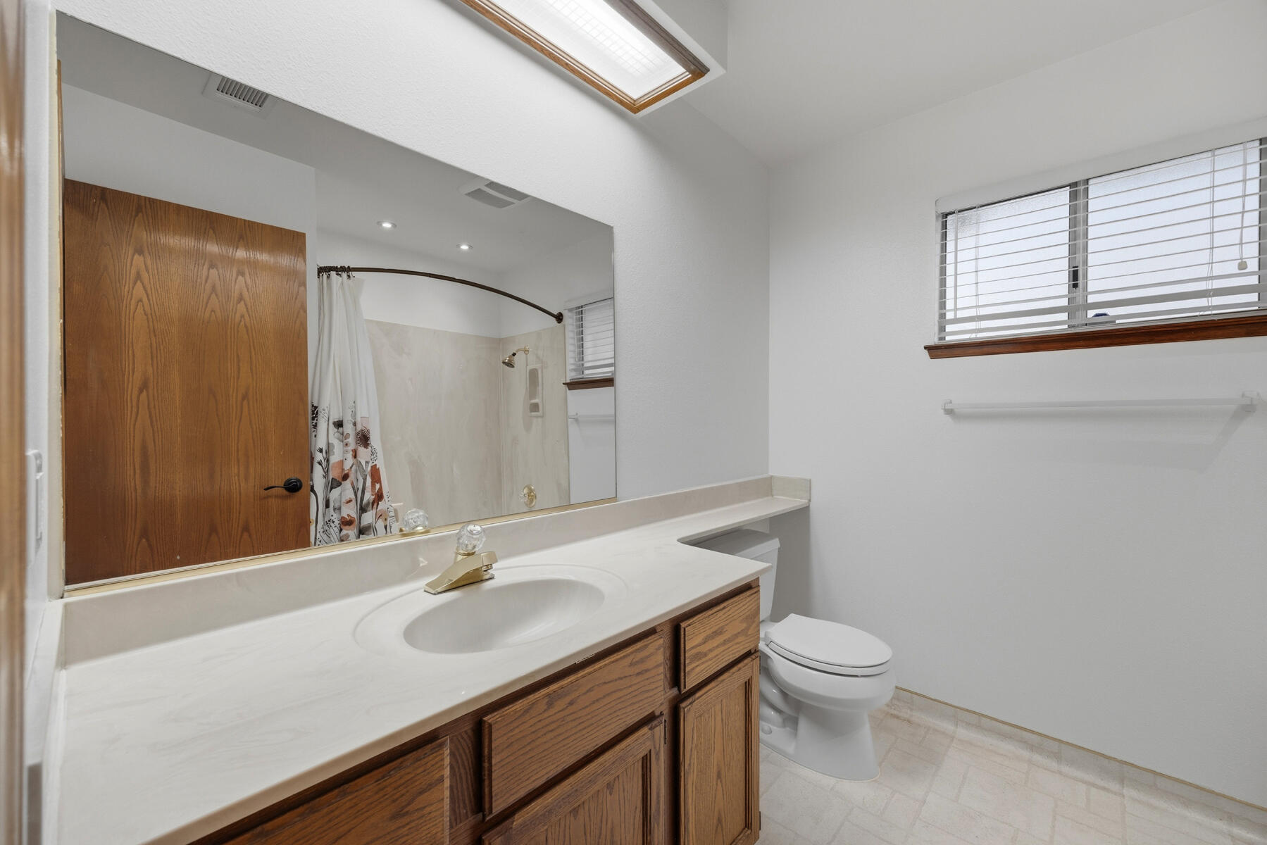 1301 S Atwood Ct, Visalia, CA 93277