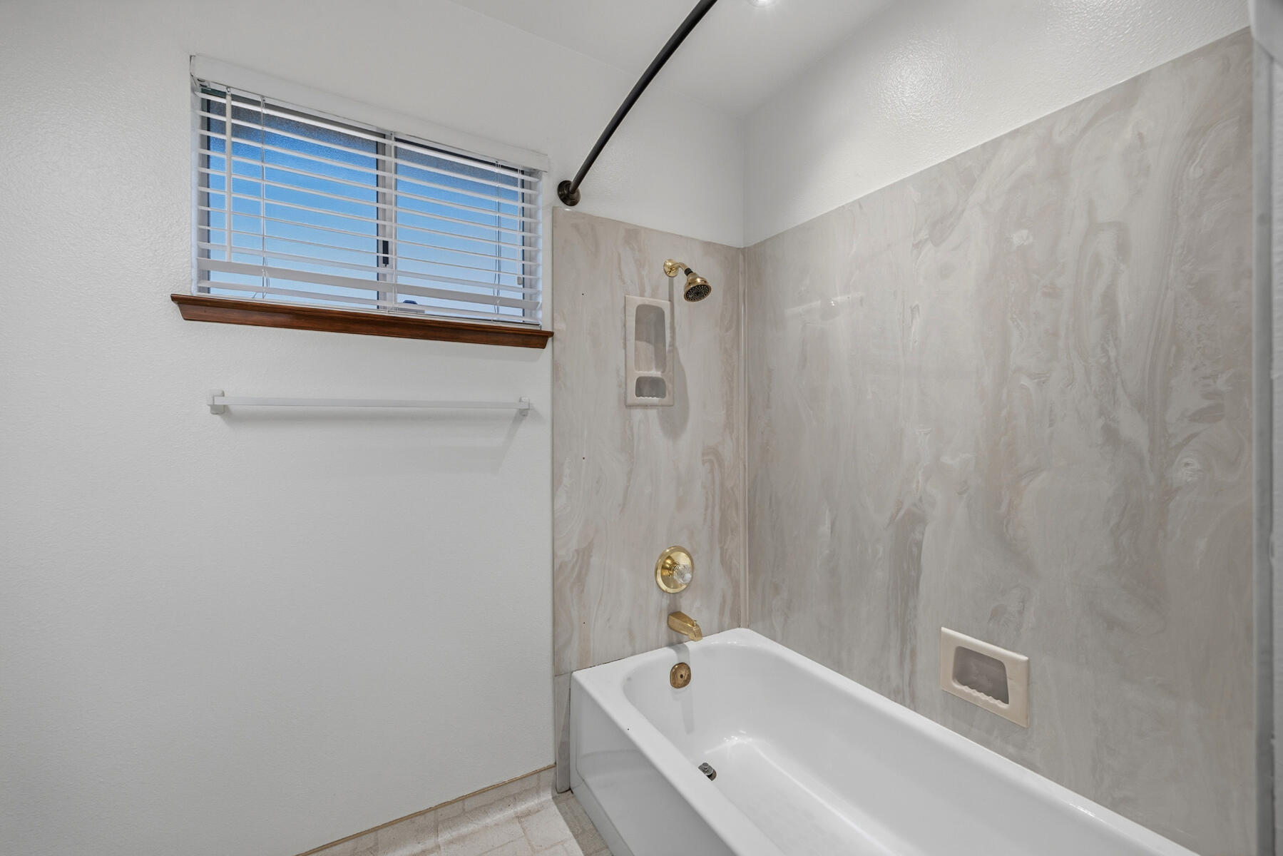 1301 S Atwood Ct, Visalia, CA 93277