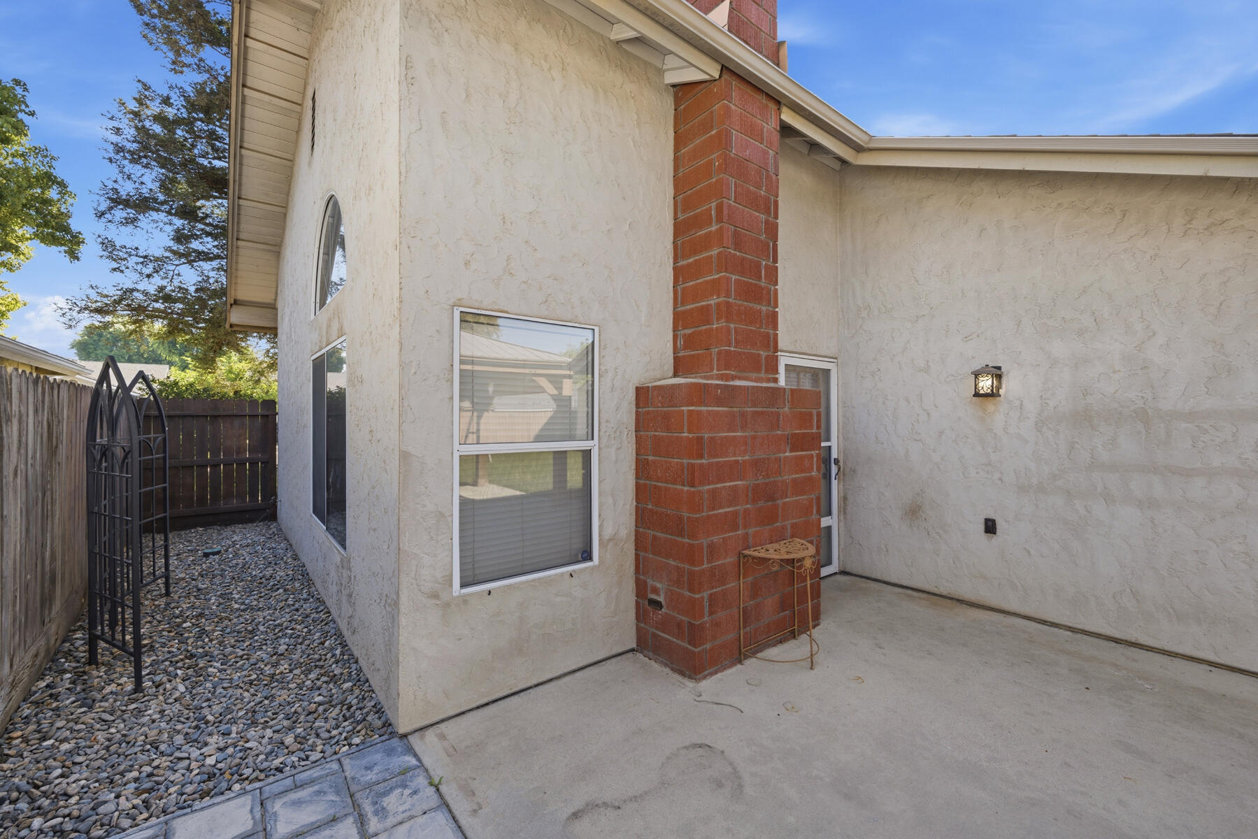 1301 S Atwood Ct, Visalia, CA 93277