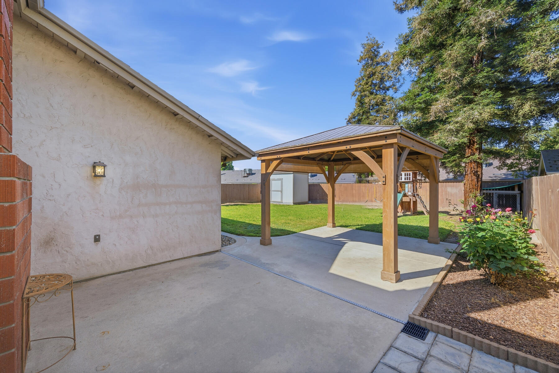 1301 S Atwood Ct, Visalia, CA 93277