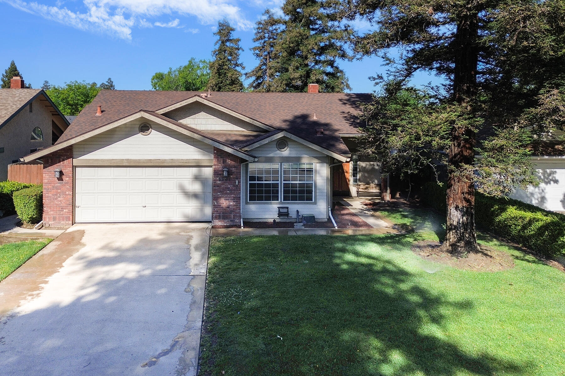 1301 S Atwood Ct, Visalia, CA 93277