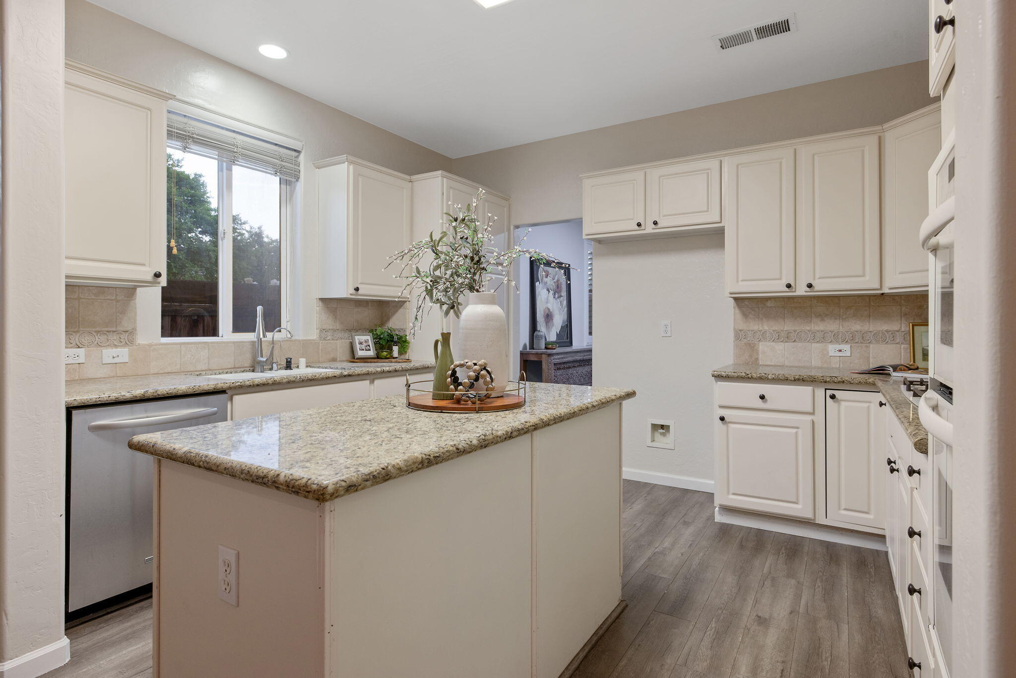 1608 N Oliveto Ct, Visalia, CA 93291