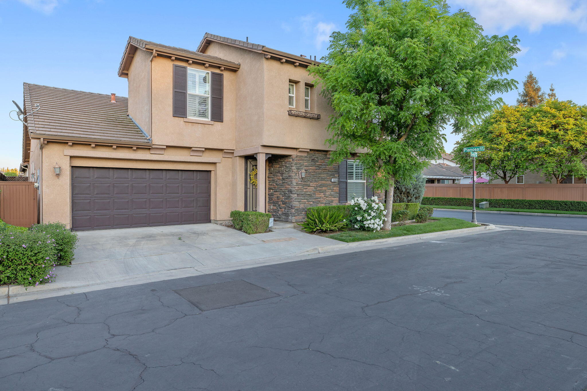 1608 N Oliveto Ct, Visalia, CA 93291