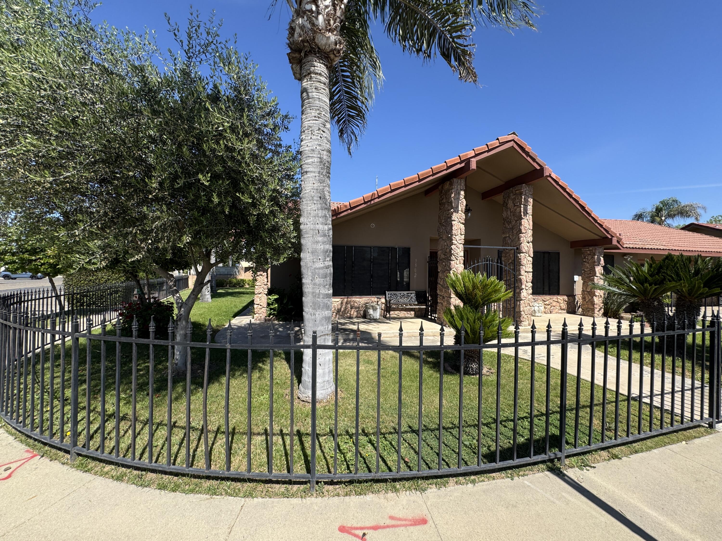 1502 S Lydia Dr, Tulare, CA 93274