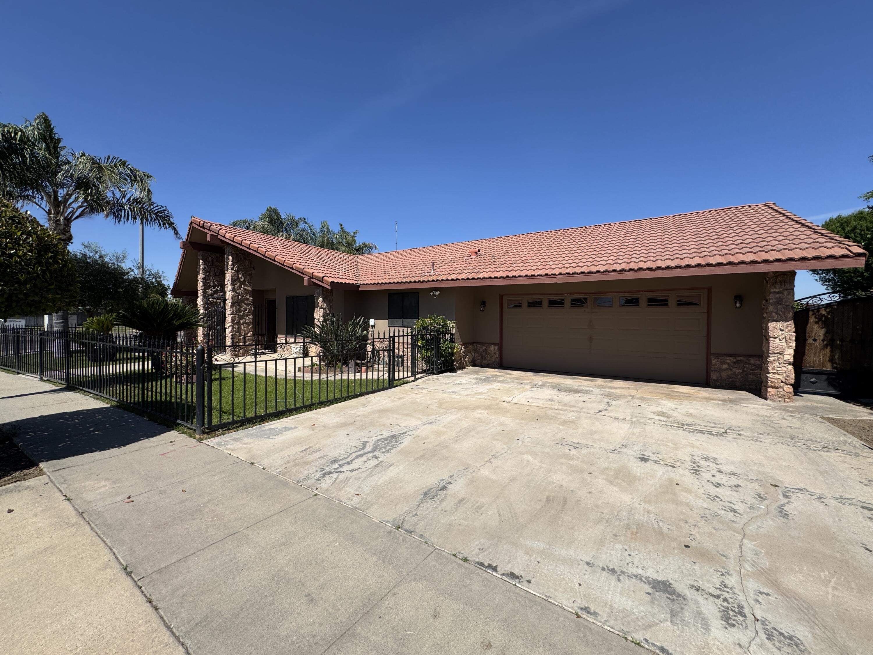 1502 S Lydia Dr, Tulare, CA 93274
