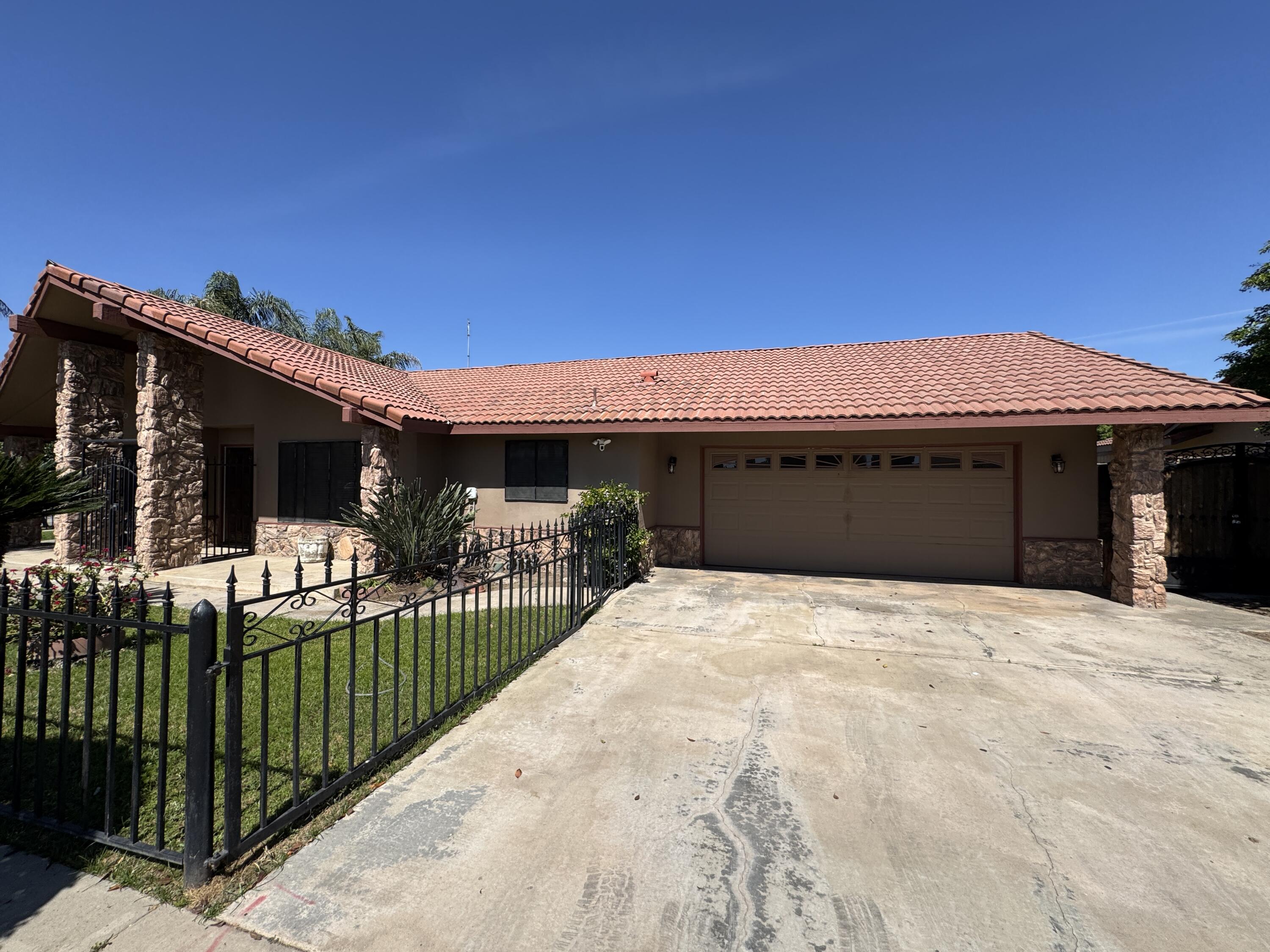 1502 S Lydia Dr, Tulare, CA 93274