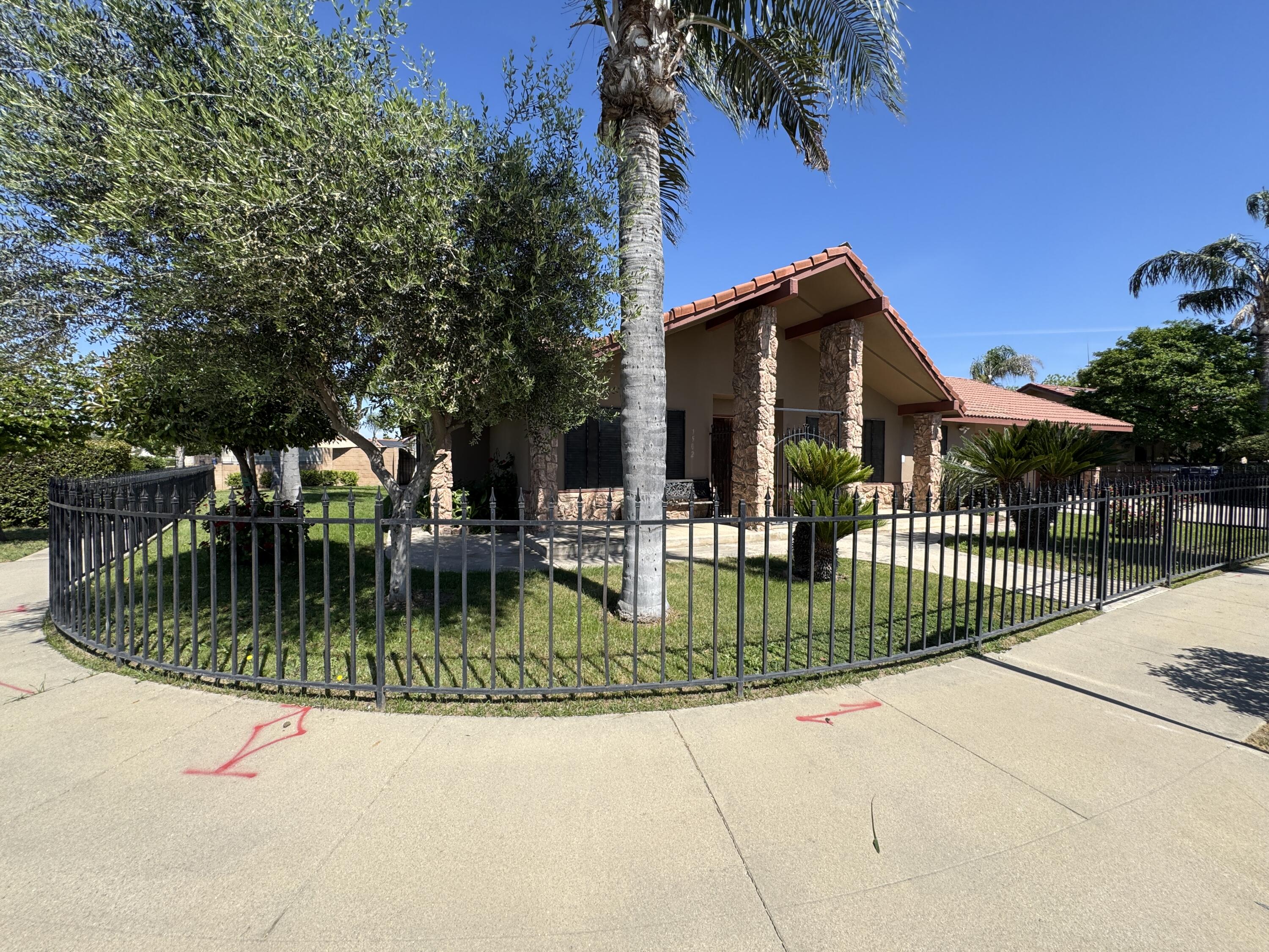 1502 S Lydia Dr, Tulare, CA 93274