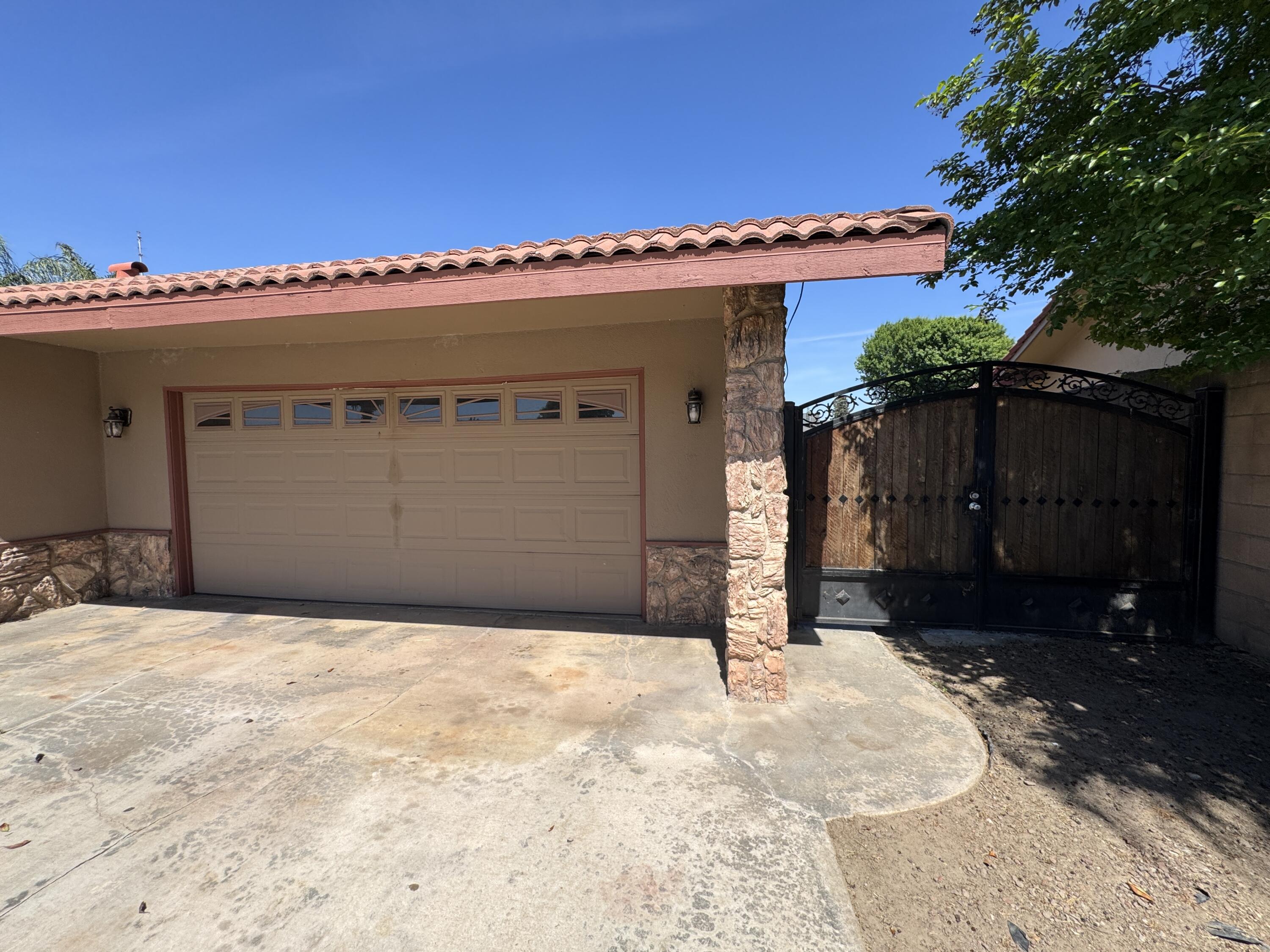 1502 S Lydia Dr, Tulare, CA 93274