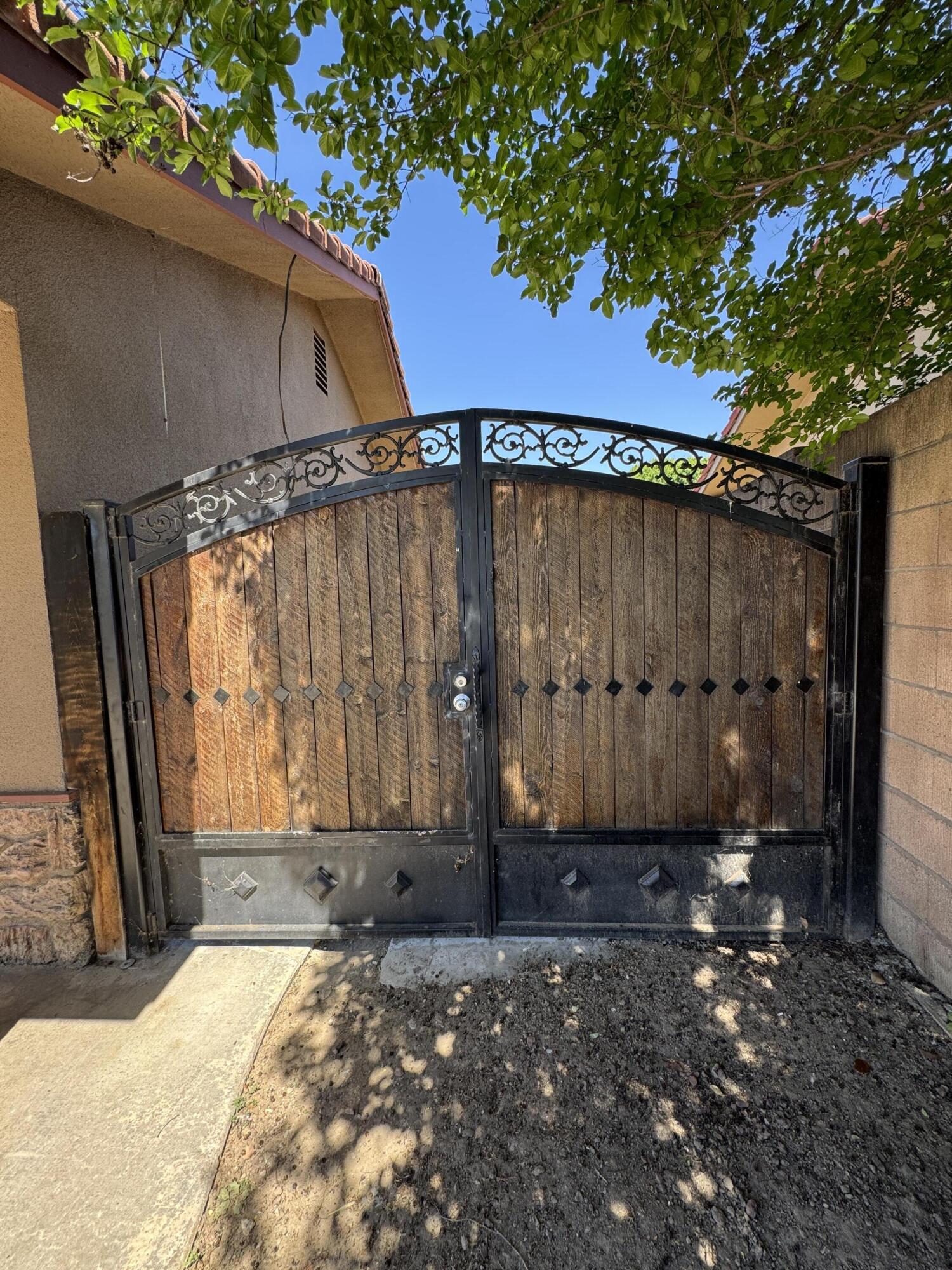 1502 S Lydia Dr, Tulare, CA 93274