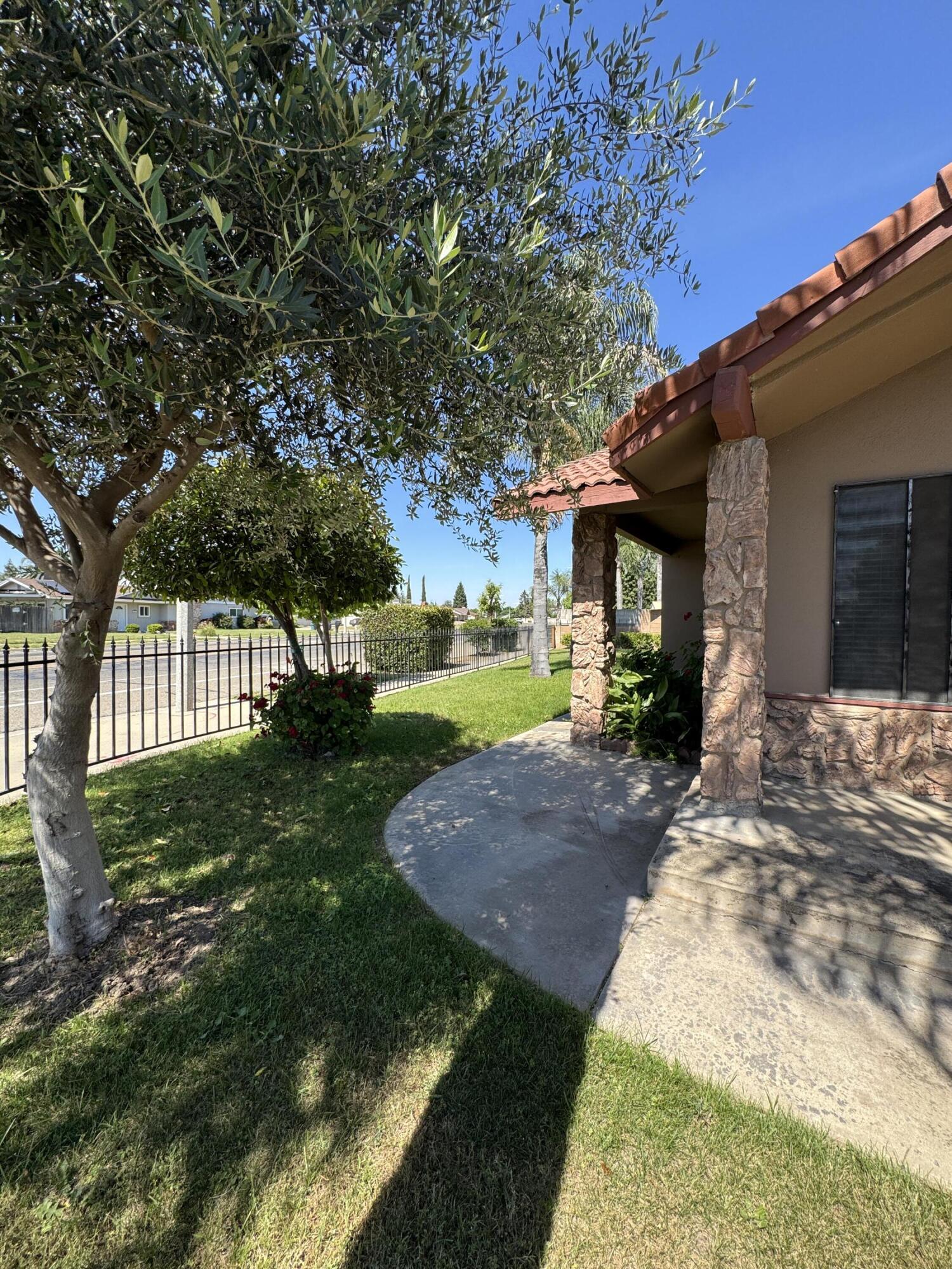 1502 S Lydia Dr, Tulare, CA 93274