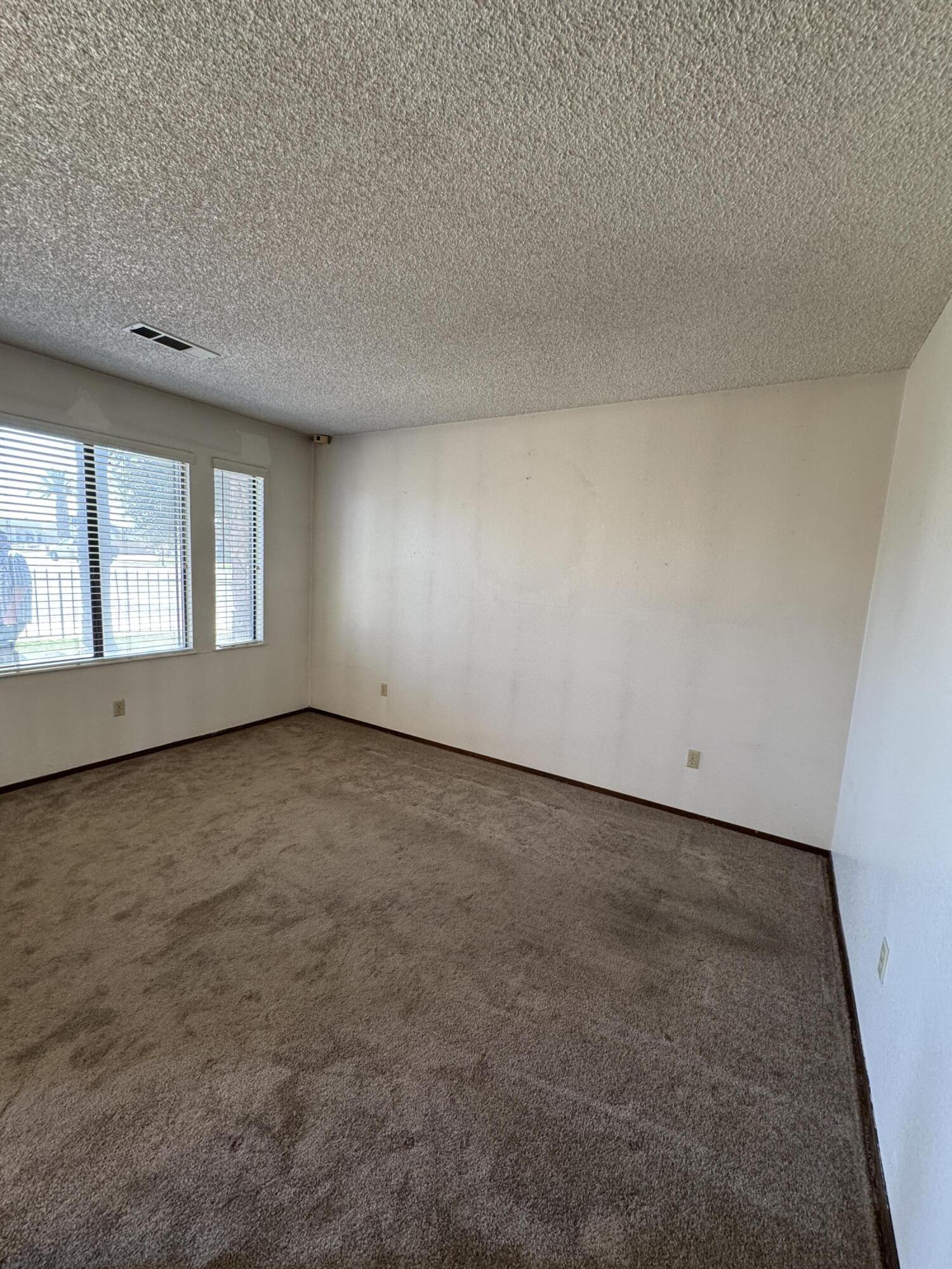 1502 S Lydia Dr, Tulare, CA 93274