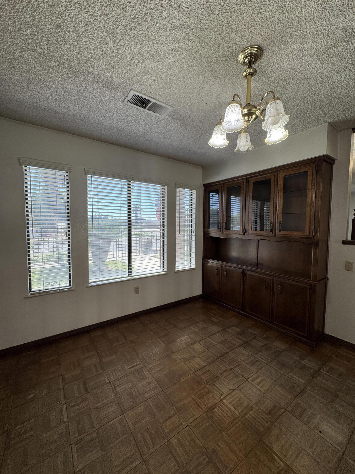 1502 S Lydia Dr, Tulare, CA 93274