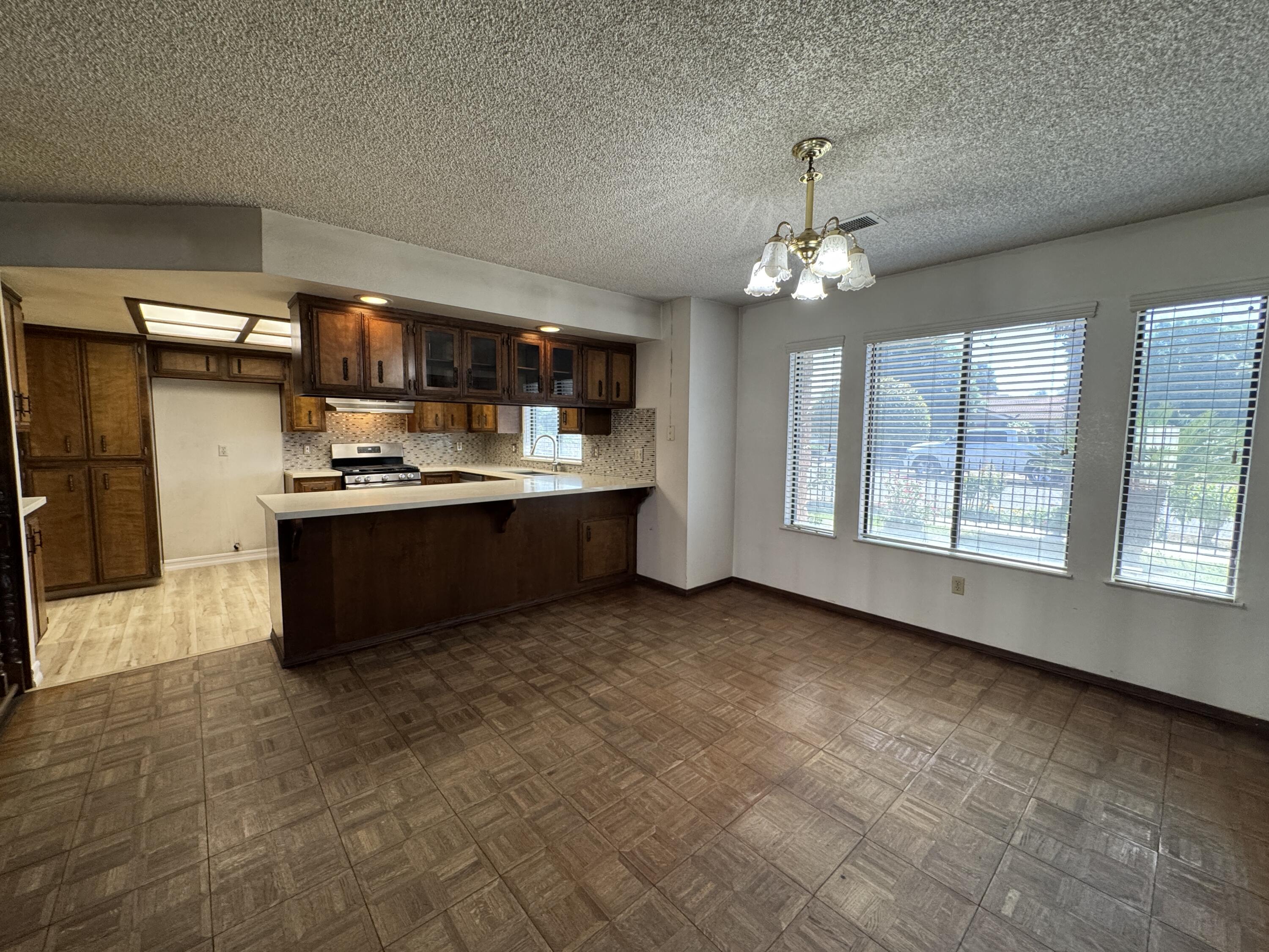 1502 S Lydia Dr, Tulare, CA 93274