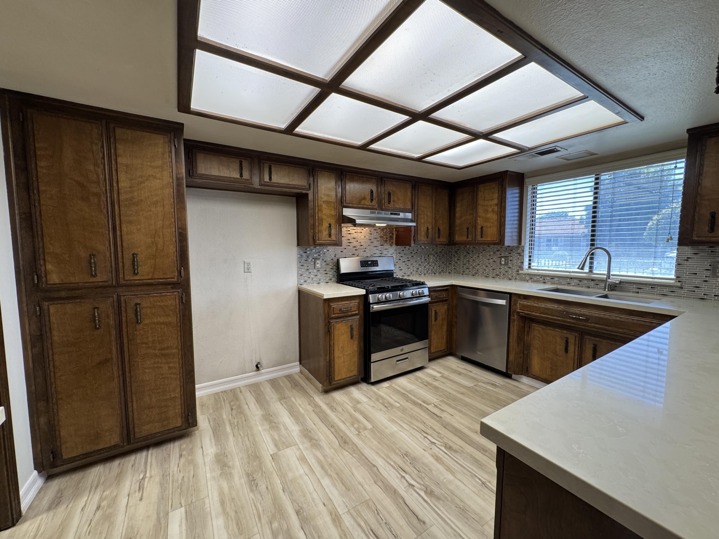 1502 S Lydia Dr, Tulare, CA 93274