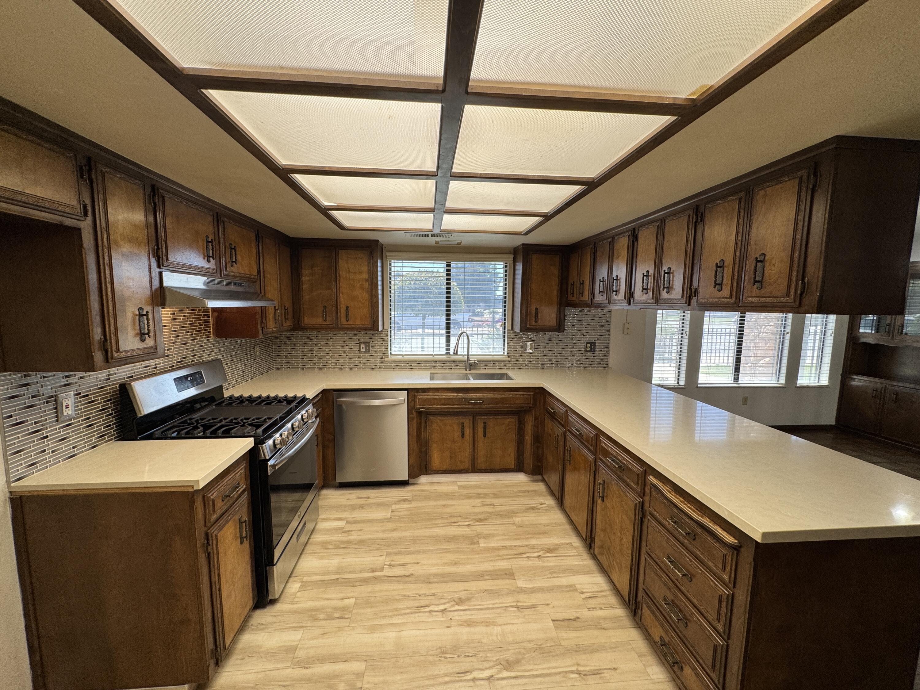 1502 S Lydia Dr, Tulare, CA 93274