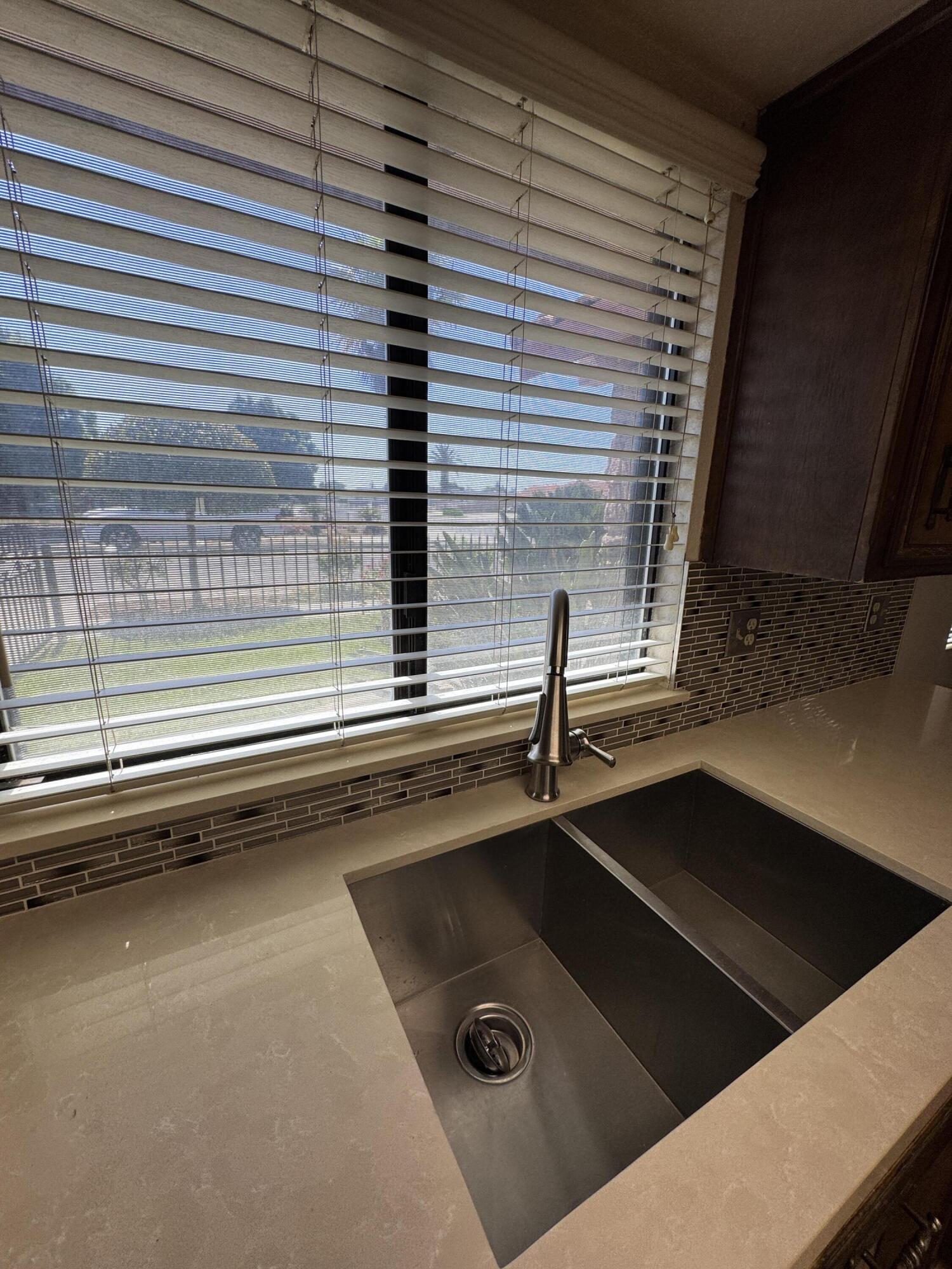 1502 S Lydia Dr, Tulare, CA 93274