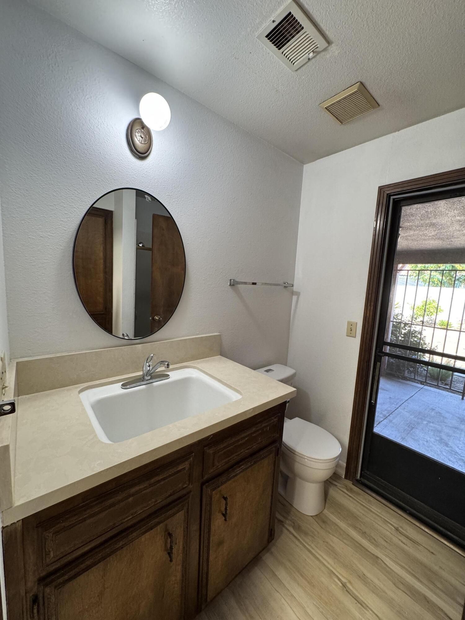 1502 S Lydia Dr, Tulare, CA 93274