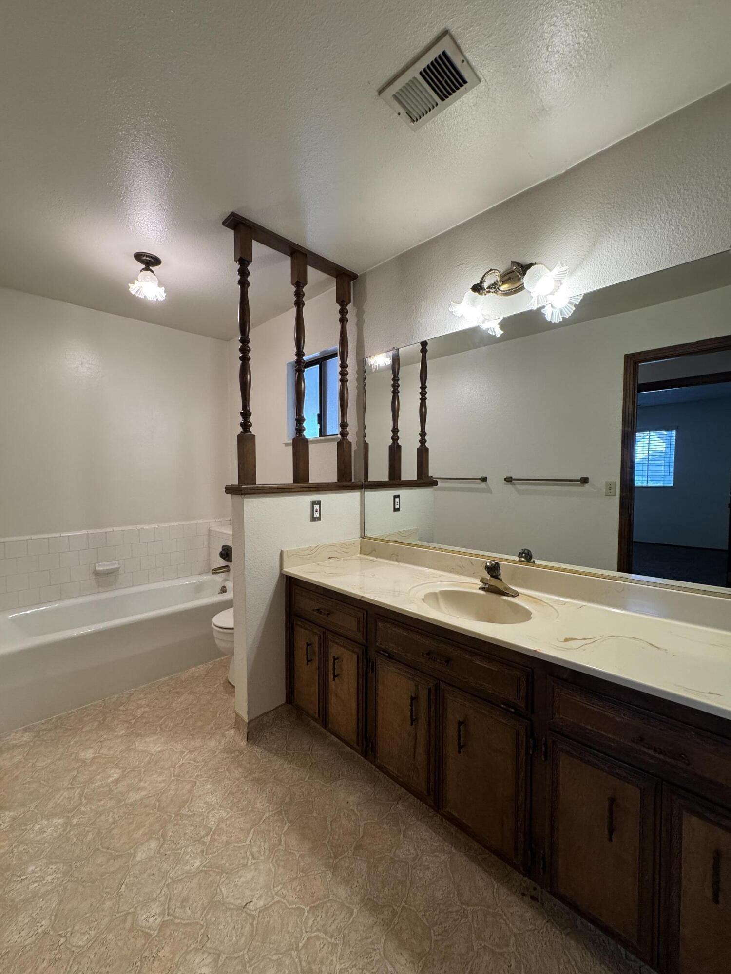 1502 S Lydia Dr, Tulare, CA 93274