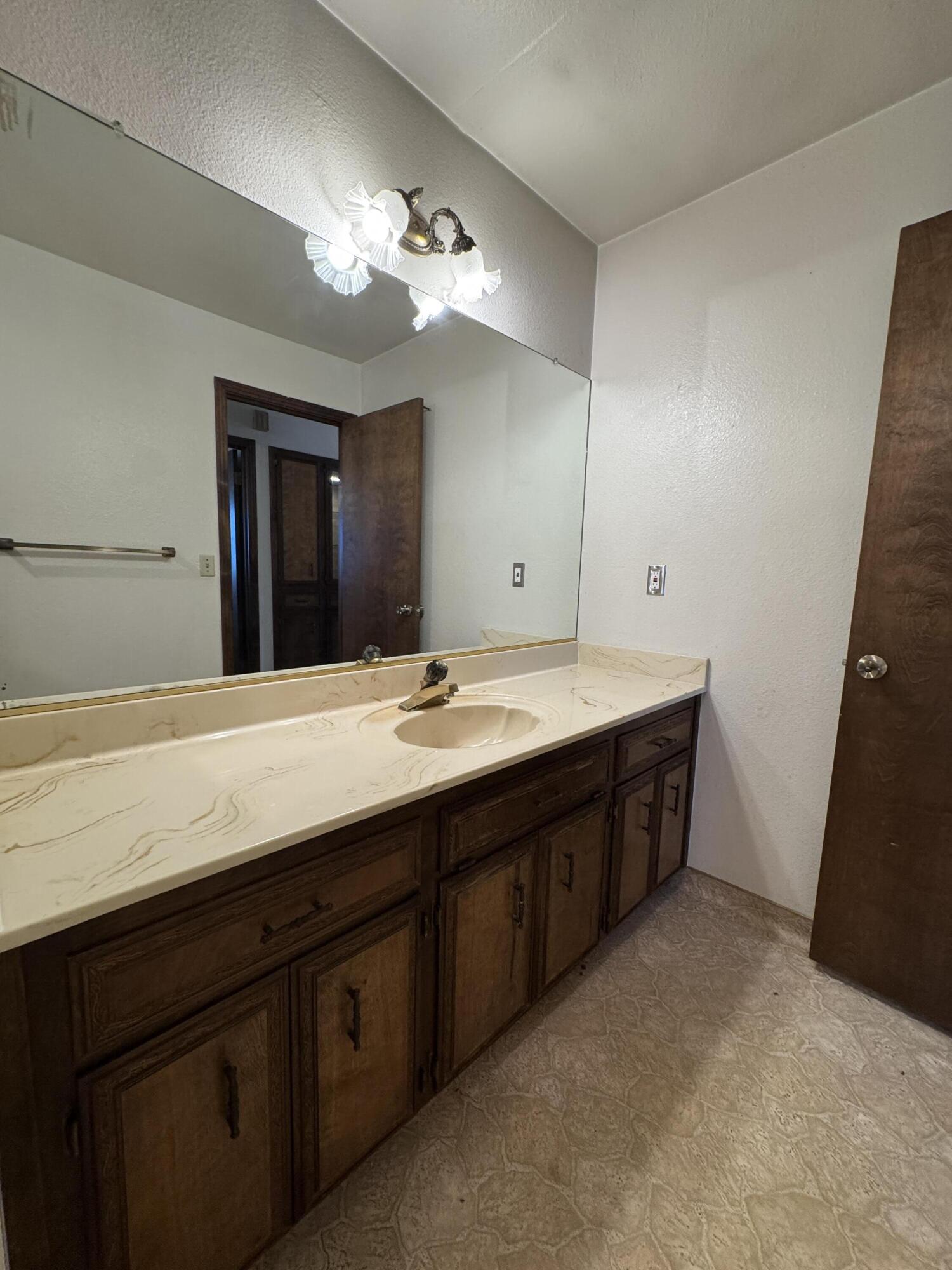 1502 S Lydia Dr, Tulare, CA 93274