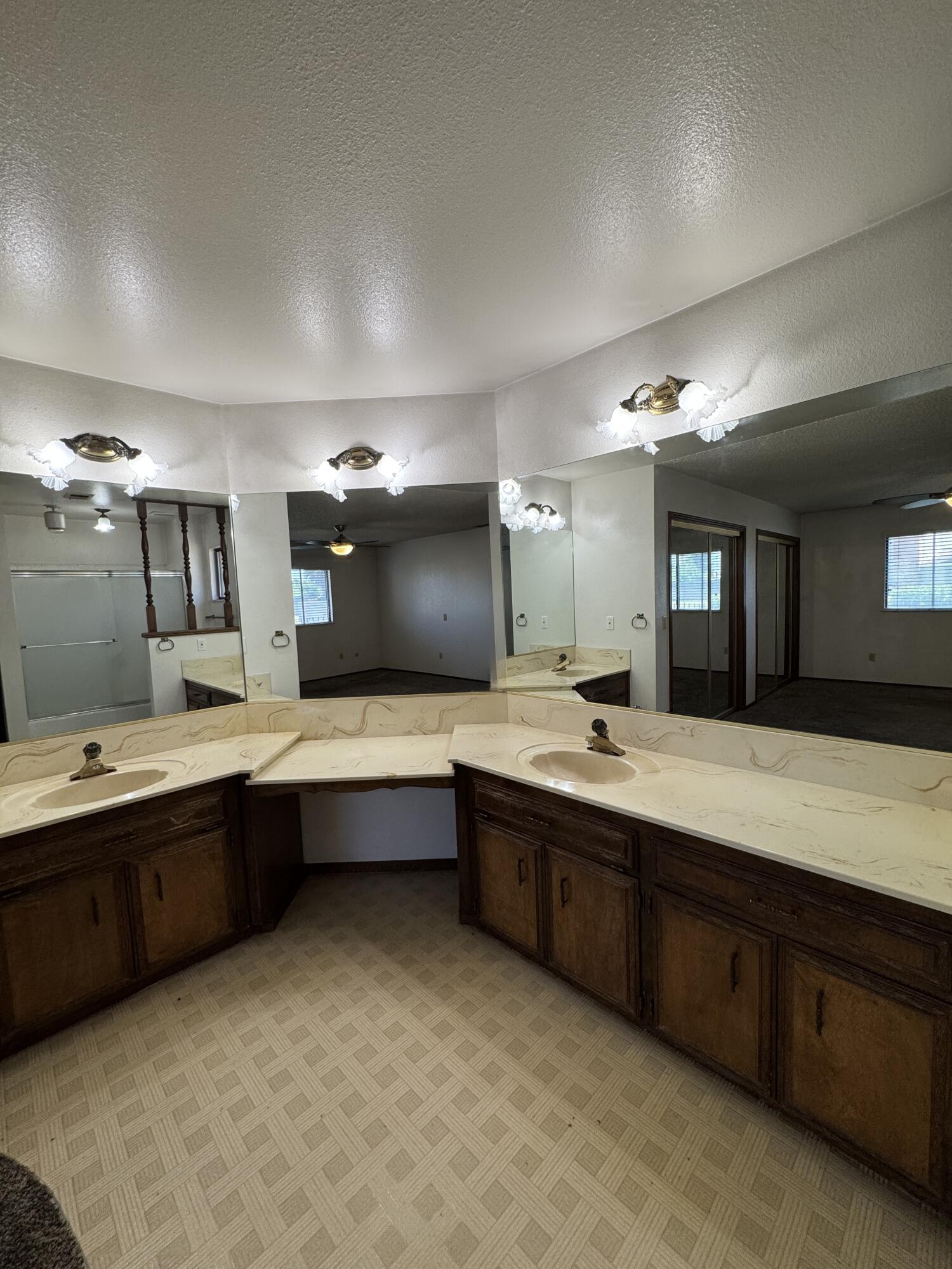 1502 S Lydia Dr, Tulare, CA 93274