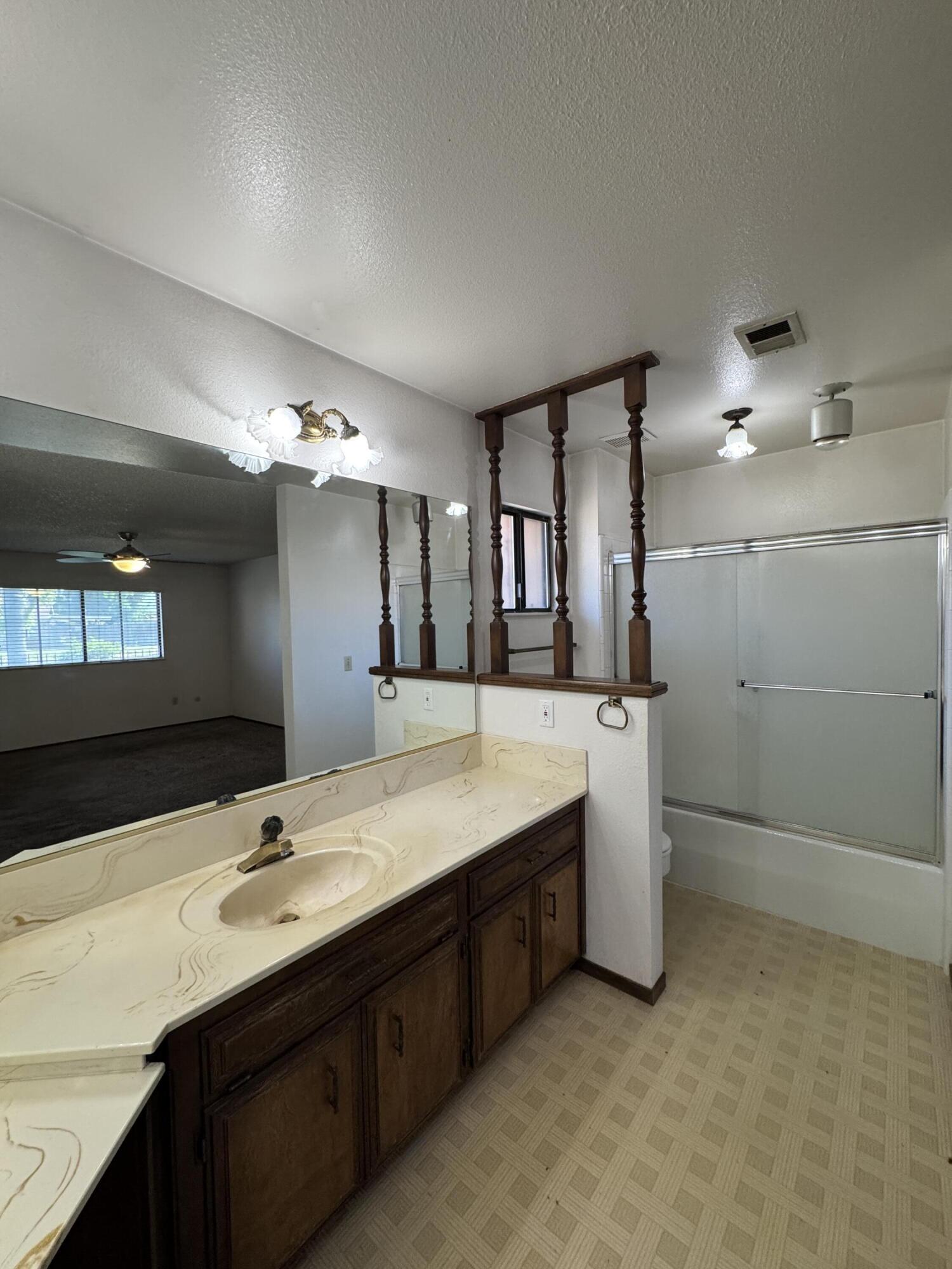 1502 S Lydia Dr, Tulare, CA 93274