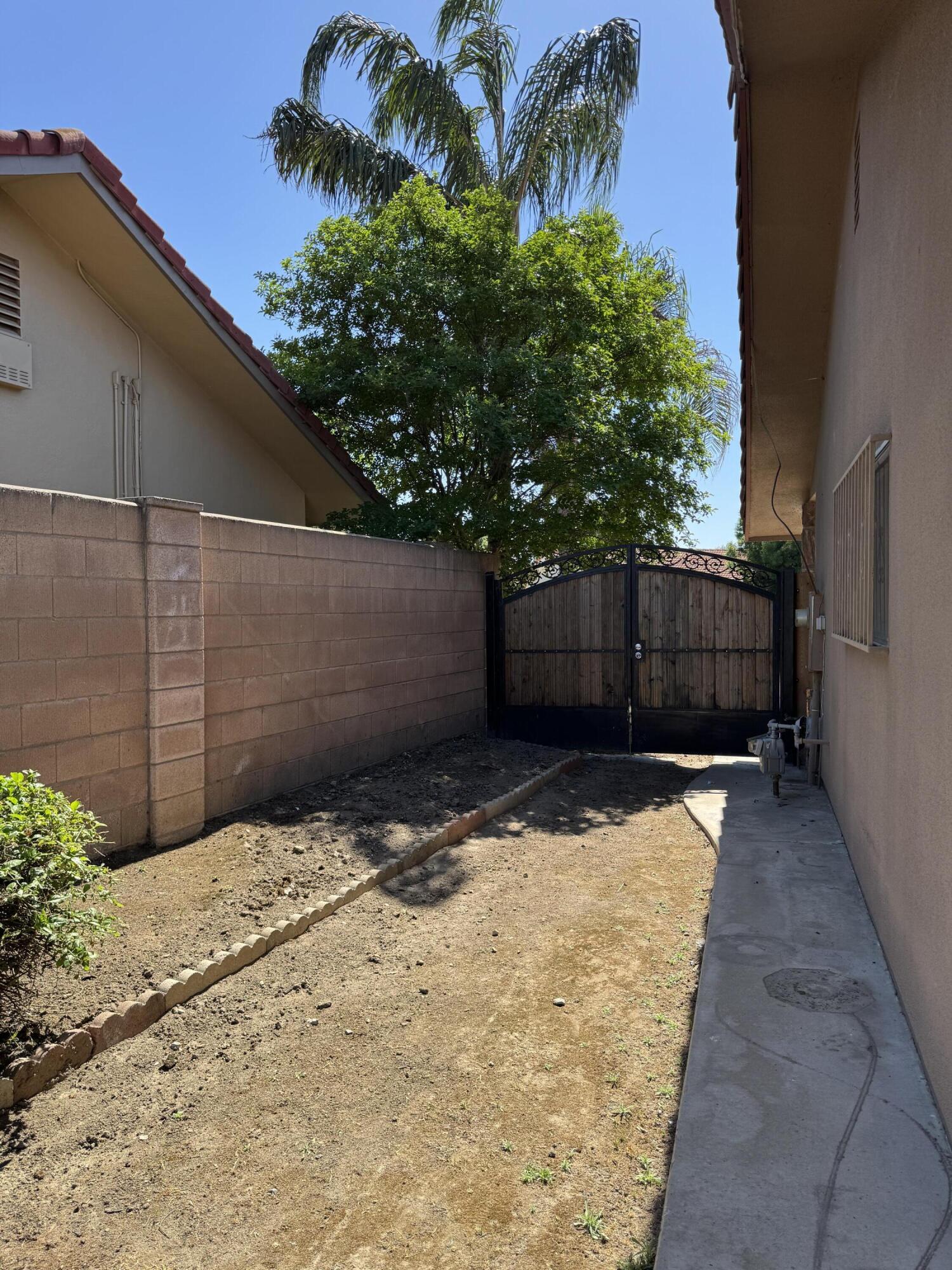 1502 S Lydia Dr, Tulare, CA 93274