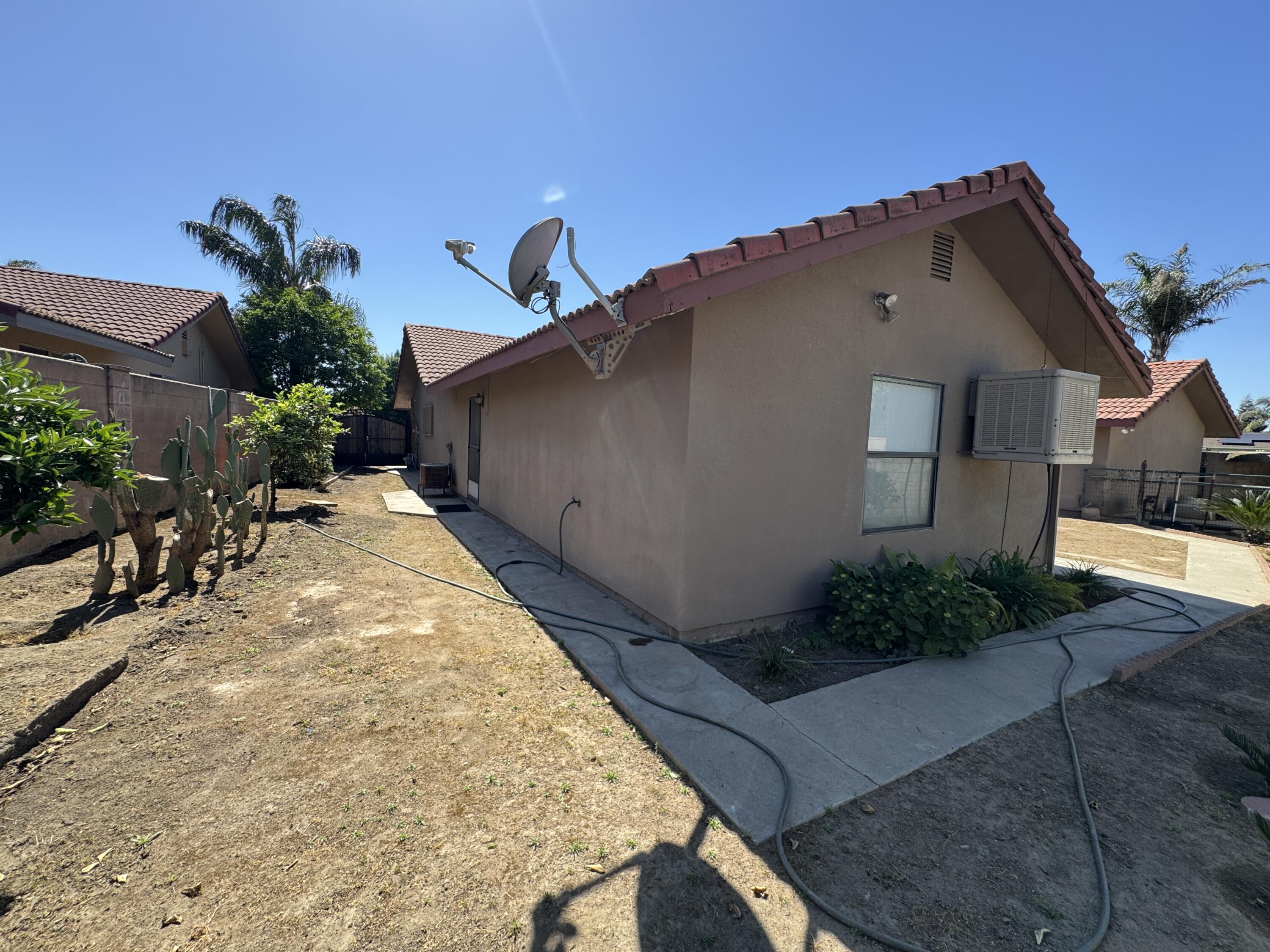 1502 S Lydia Dr, Tulare, CA 93274