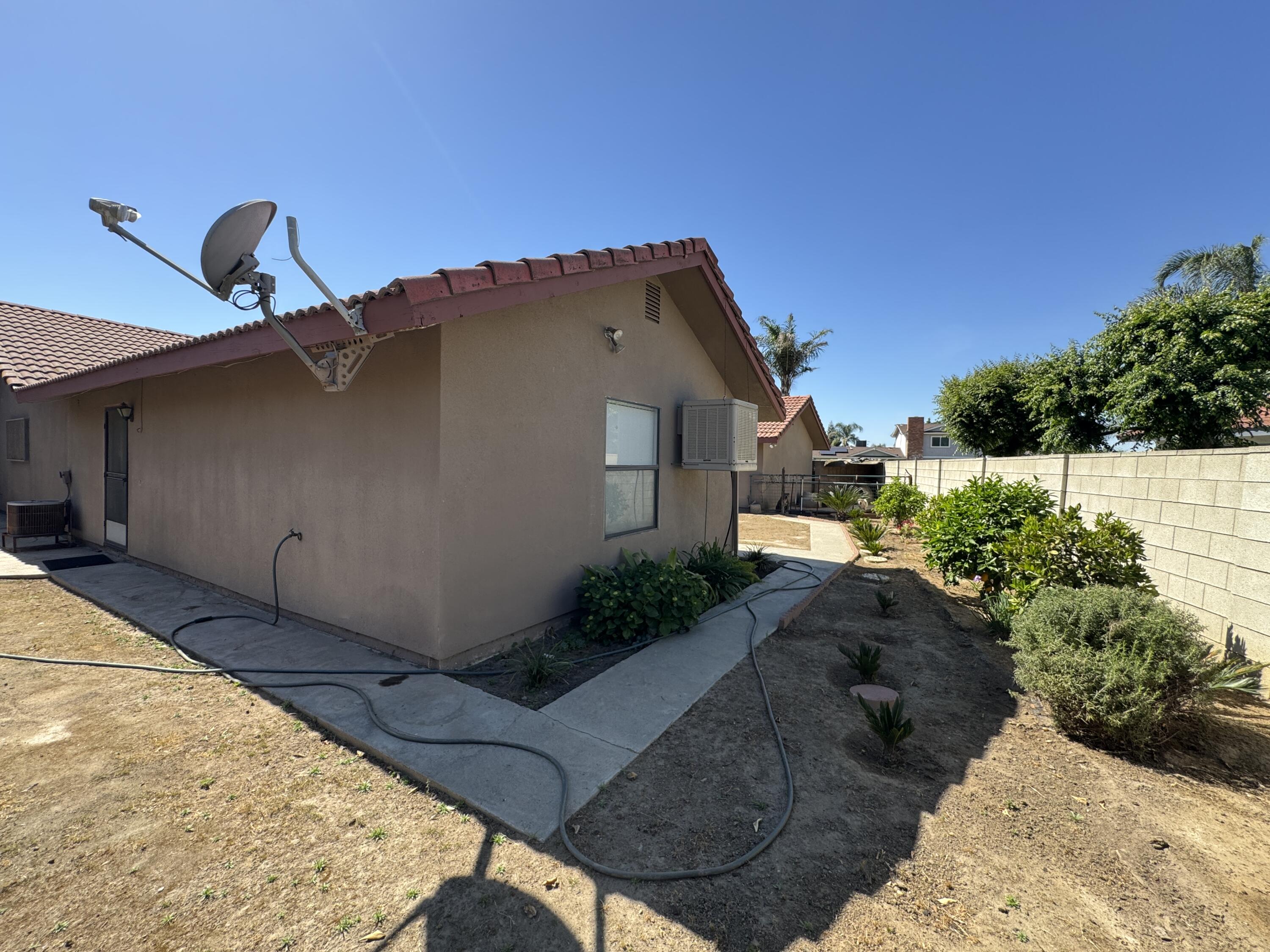 1502 S Lydia Dr, Tulare, CA 93274