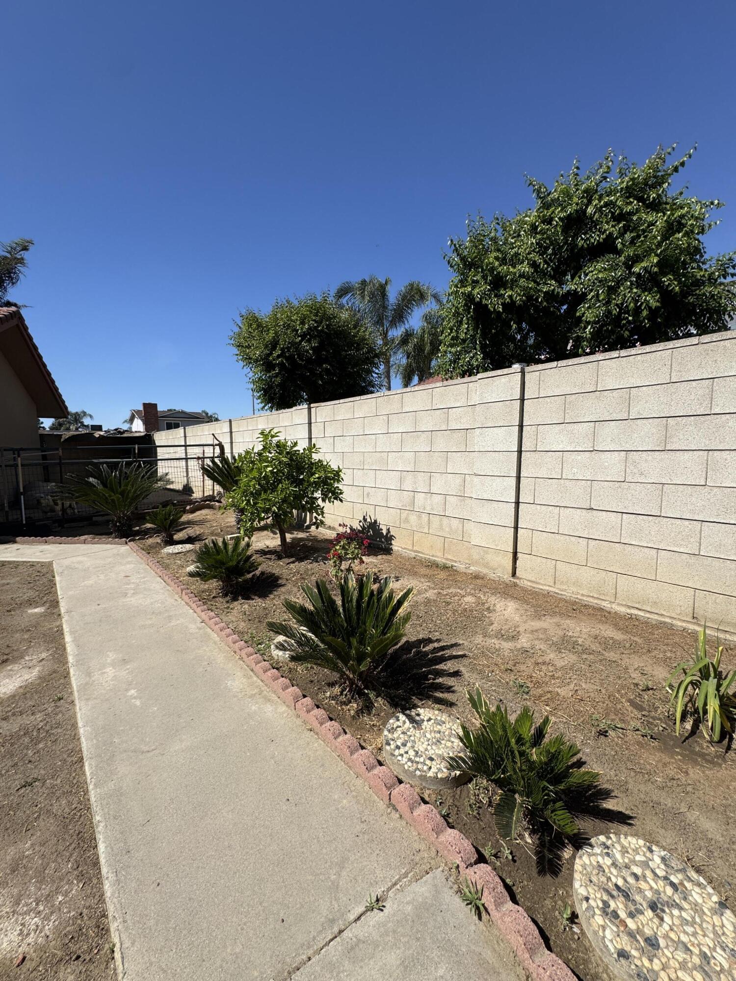 1502 S Lydia Dr, Tulare, CA 93274