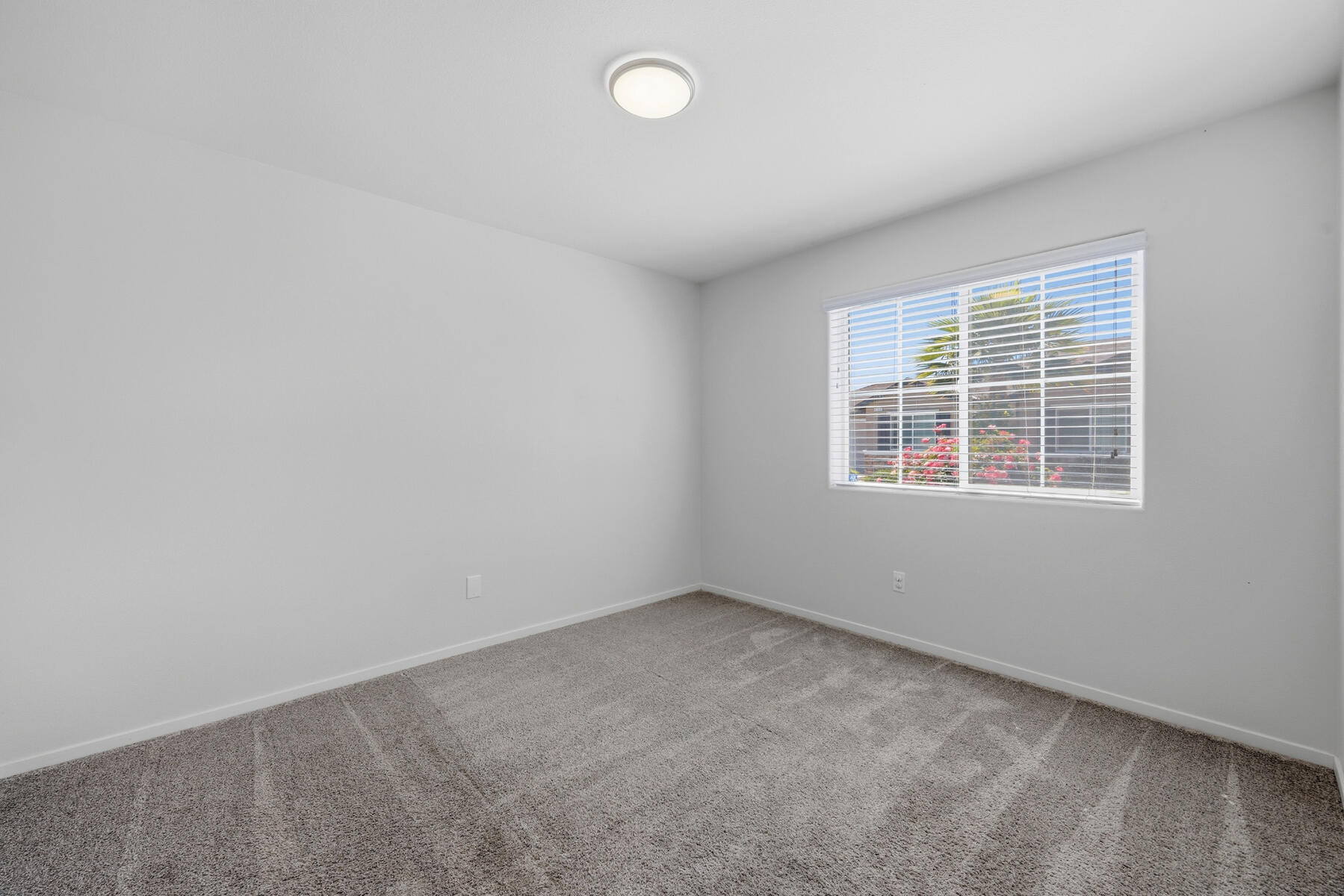 2141 N Highland St, Visalia, CA 93291