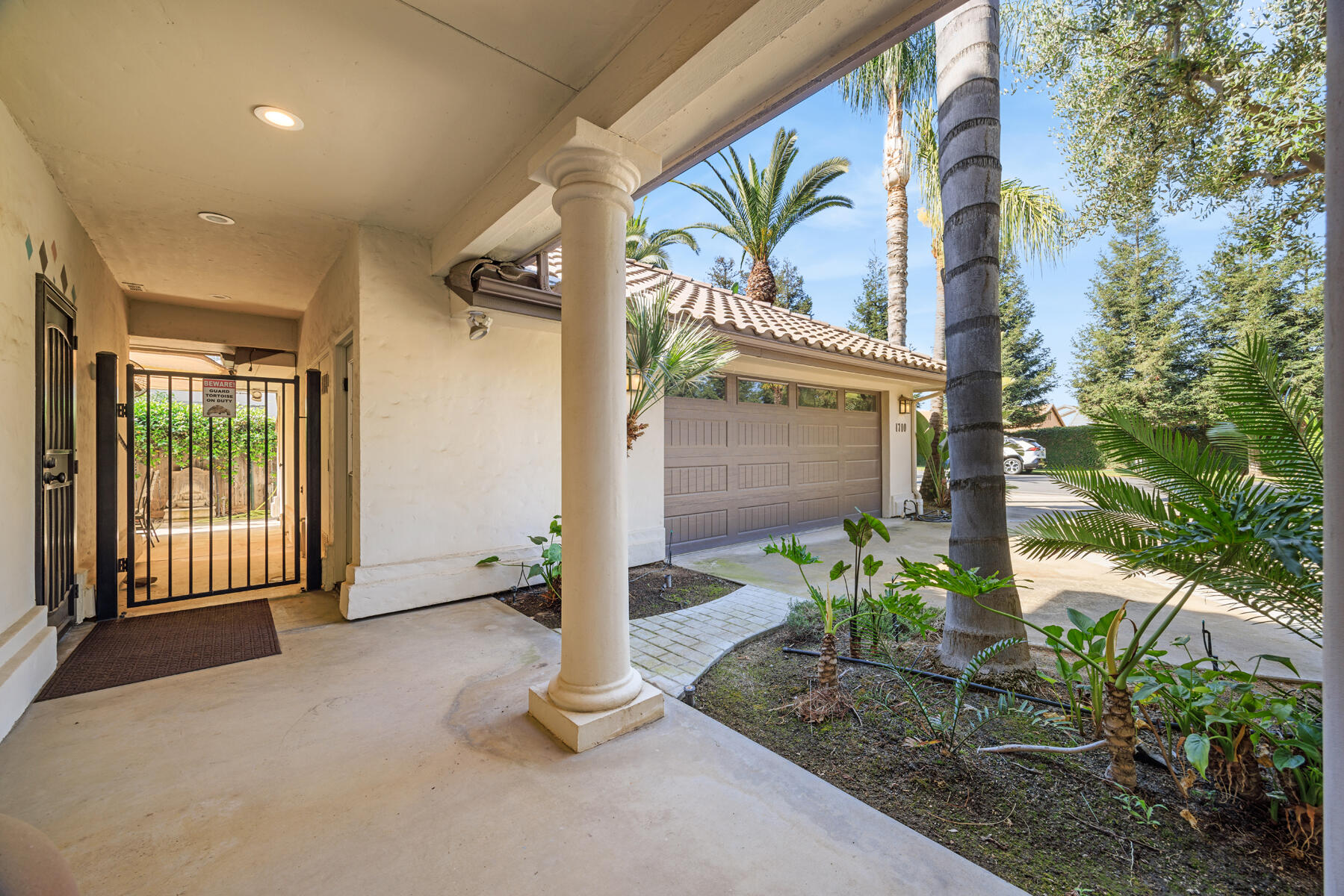 1700 N Roeben Dr, Visalia, CA 93291