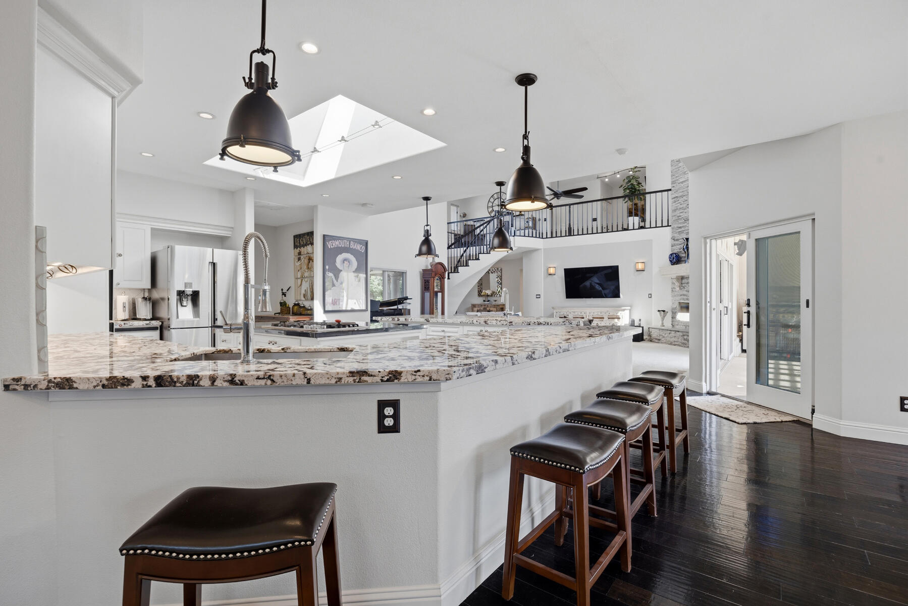 1700 N Roeben Dr, Visalia, CA 93291