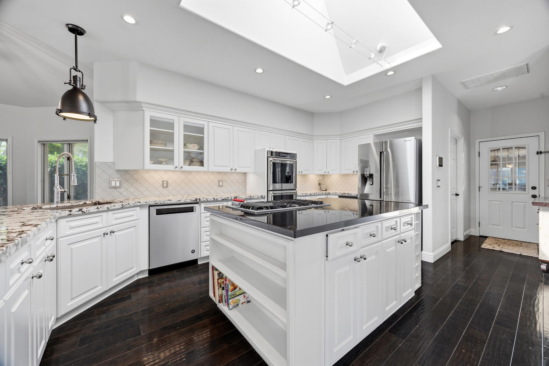 1700 N Roeben Dr, Visalia, CA 93291