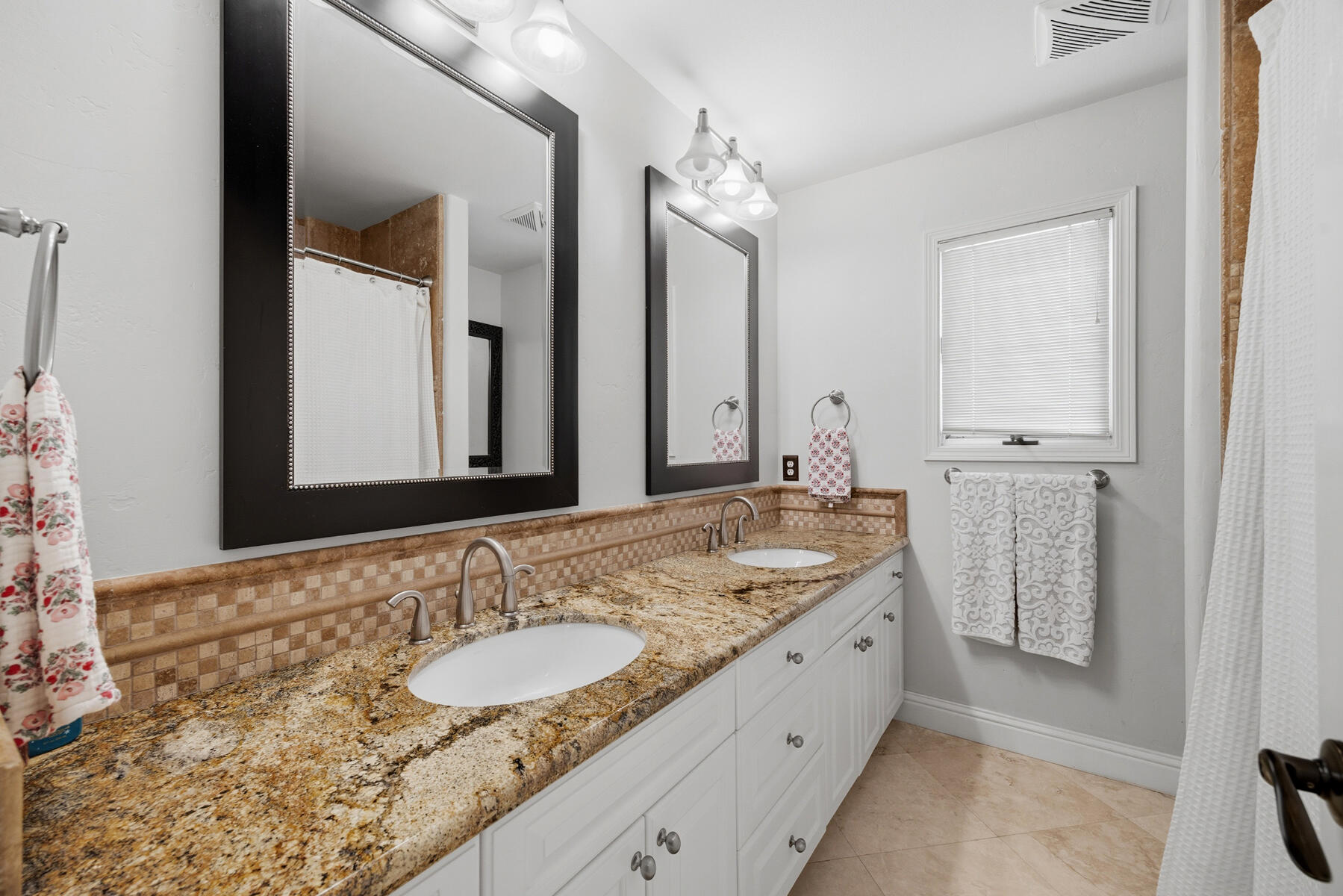 1700 N Roeben Dr, Visalia, CA 93291