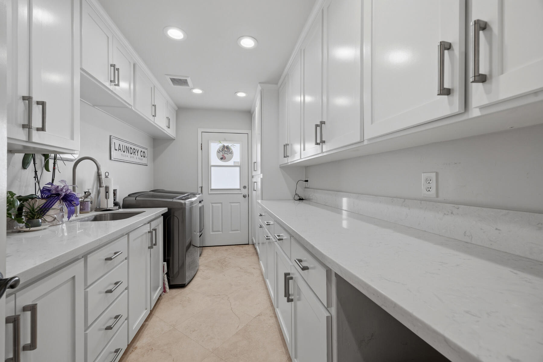 1700 N Roeben Dr, Visalia, CA 93291