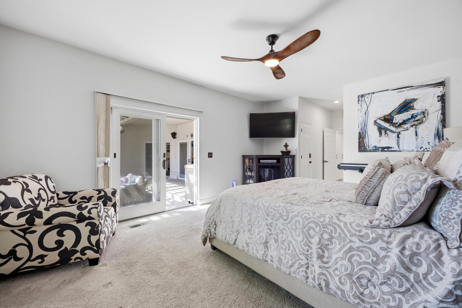 1700 N Roeben Dr, Visalia, CA 93291