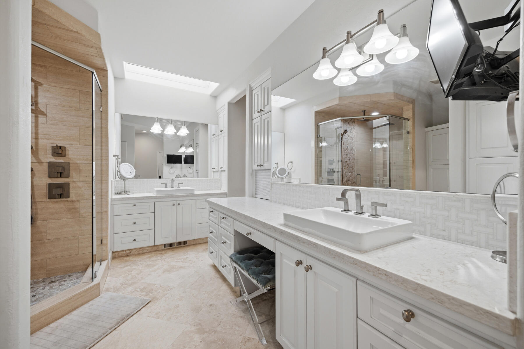 1700 N Roeben Dr, Visalia, CA 93291