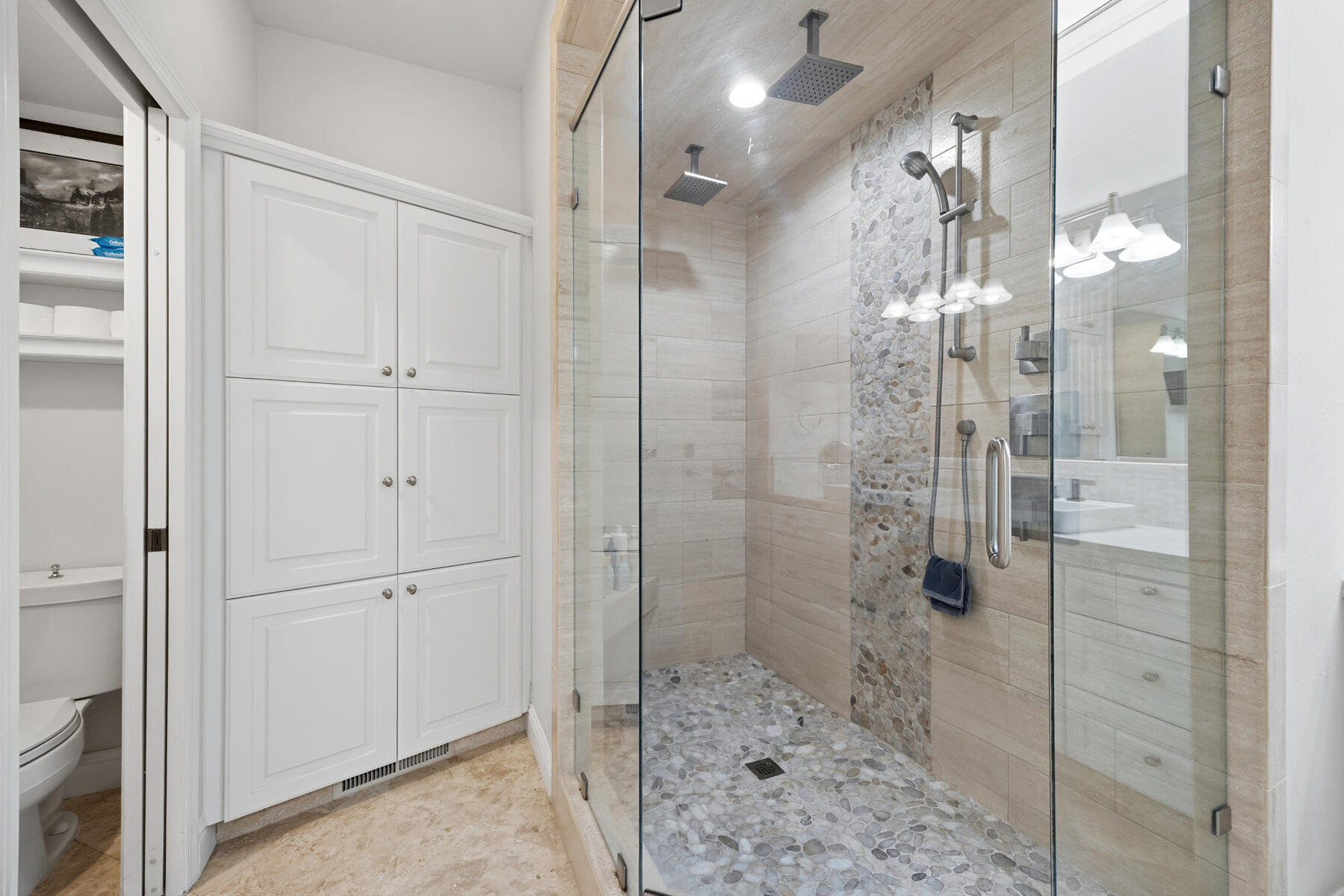 1700 N Roeben Dr, Visalia, CA 93291