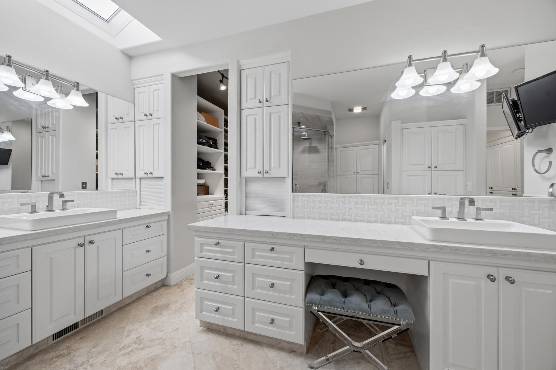 1700 N Roeben Dr, Visalia, CA 93291