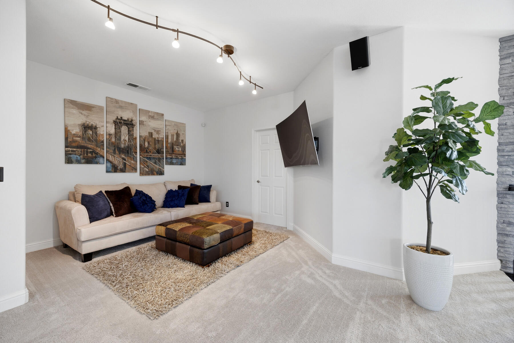 1700 N Roeben Dr, Visalia, CA 93291