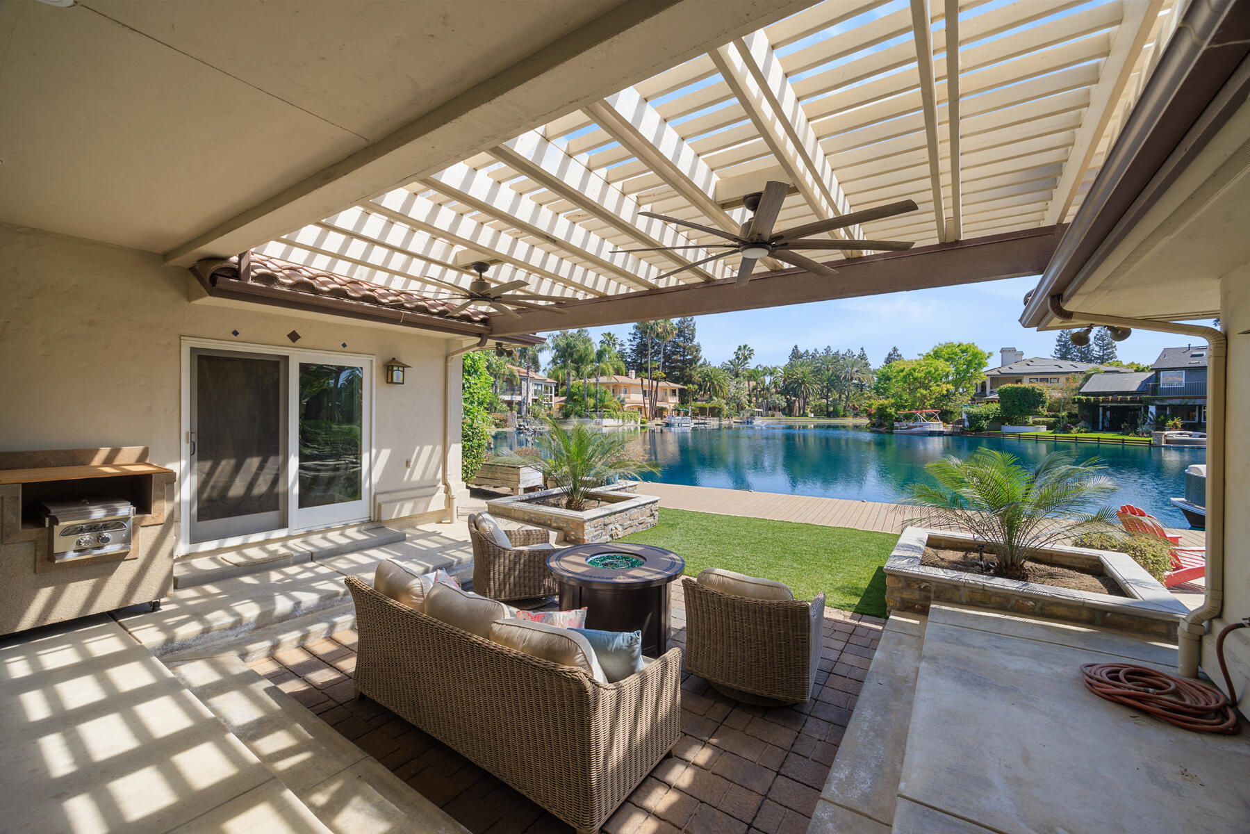 1700 N Roeben Dr, Visalia, CA 93291