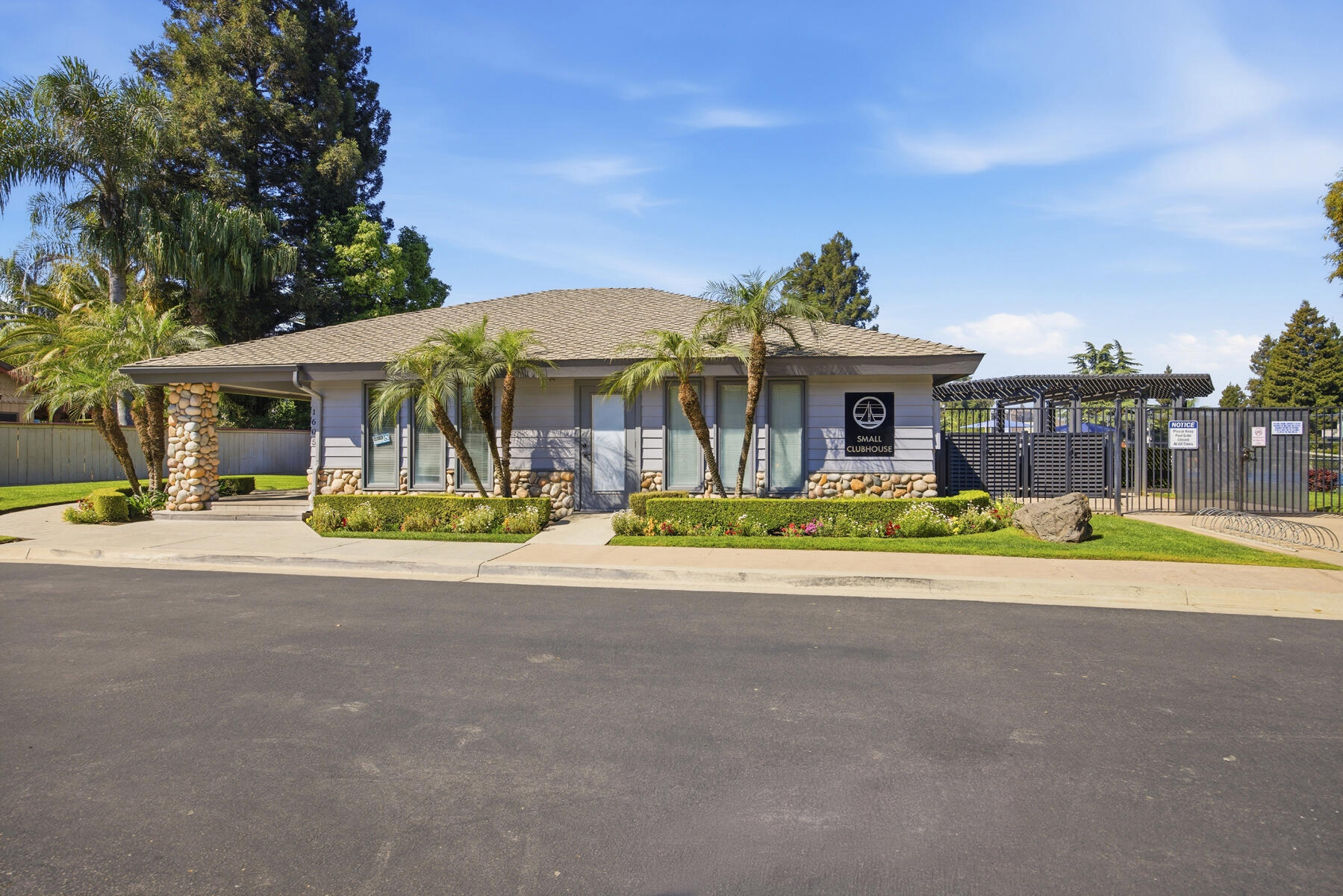 1700 N Roeben Dr, Visalia, CA 93291