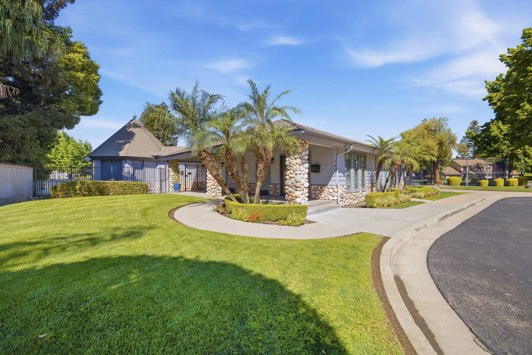 1700 N Roeben Dr, Visalia, CA 93291