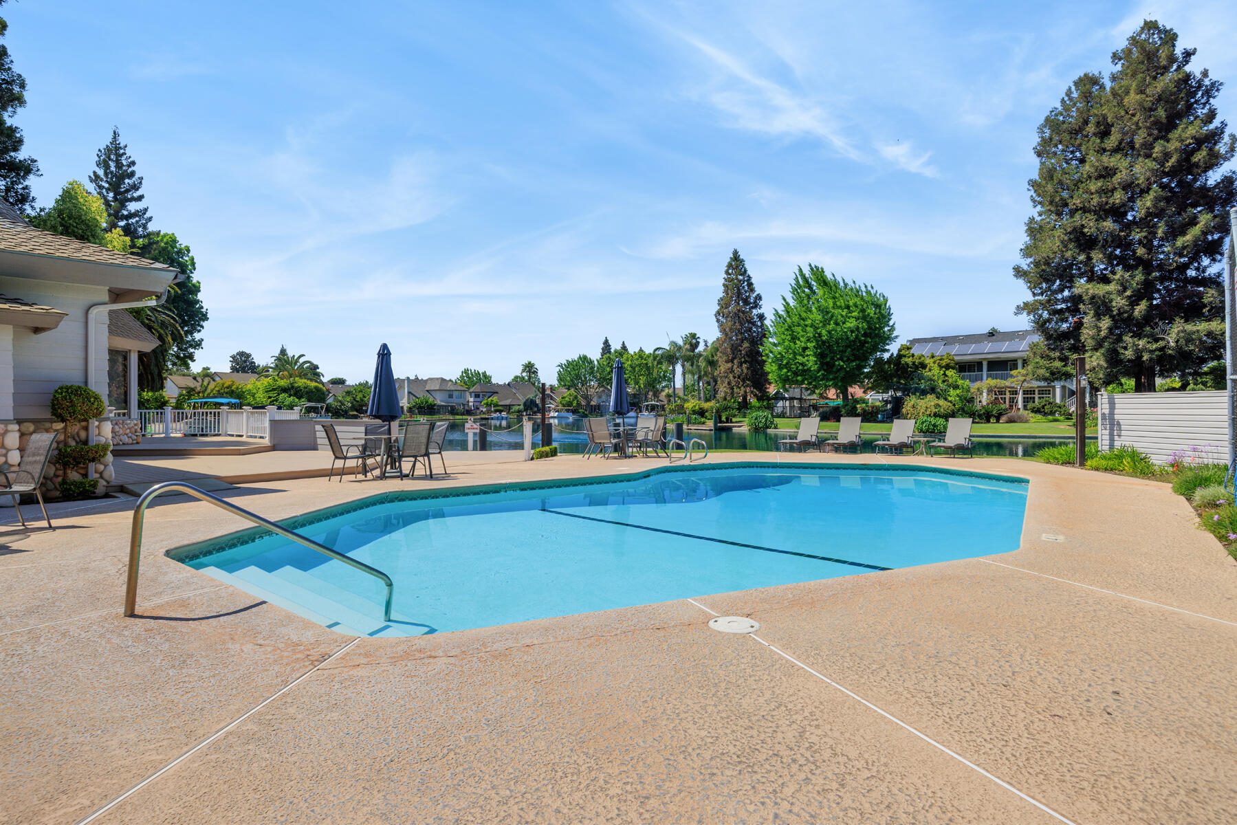 1700 N Roeben Dr, Visalia, CA 93291