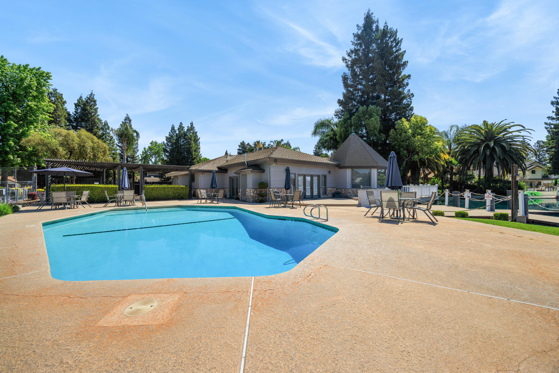 1700 N Roeben Dr, Visalia, CA 93291