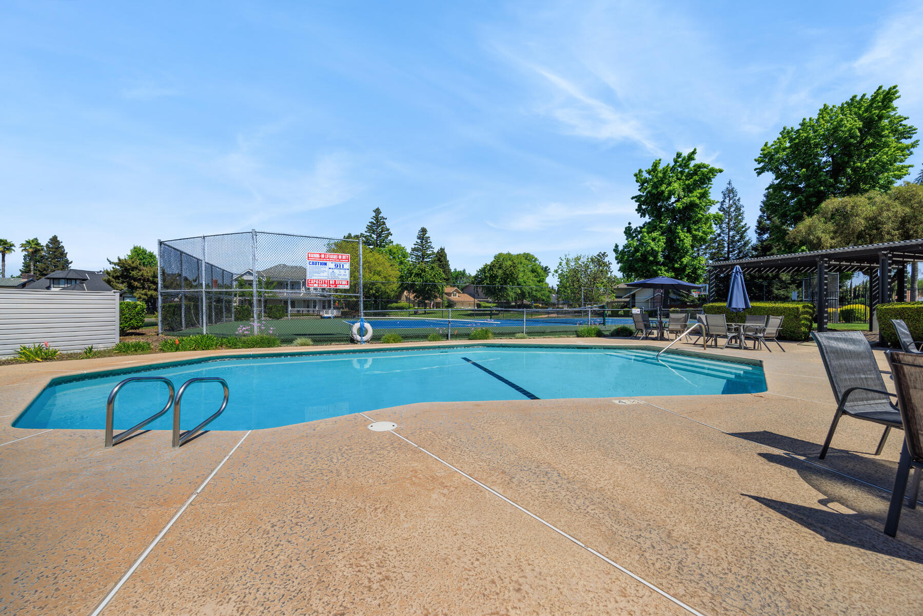 1700 N Roeben Dr, Visalia, CA 93291