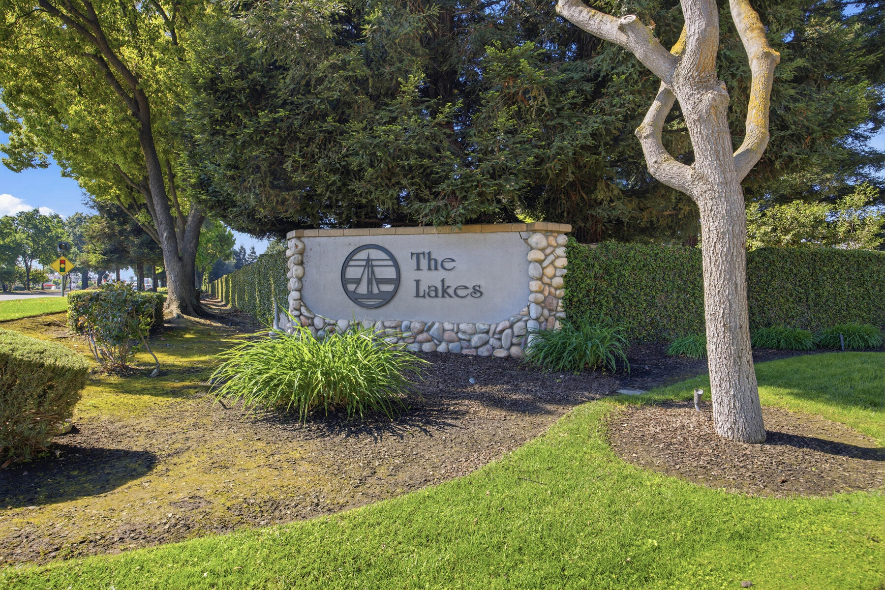 1700 N Roeben Dr, Visalia, CA 93291